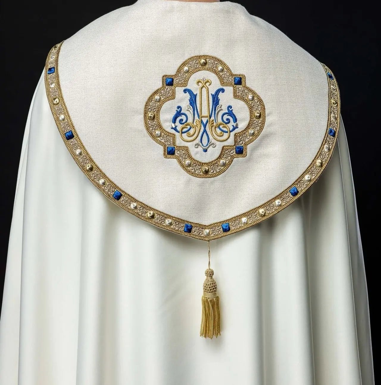 Chape liturgique avec emblème marial brodé – Écru