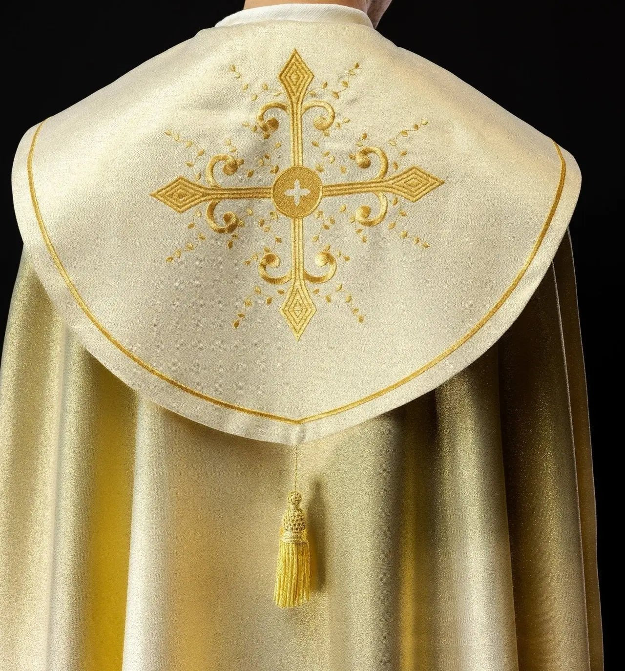 Cape liturgique brodée d'or