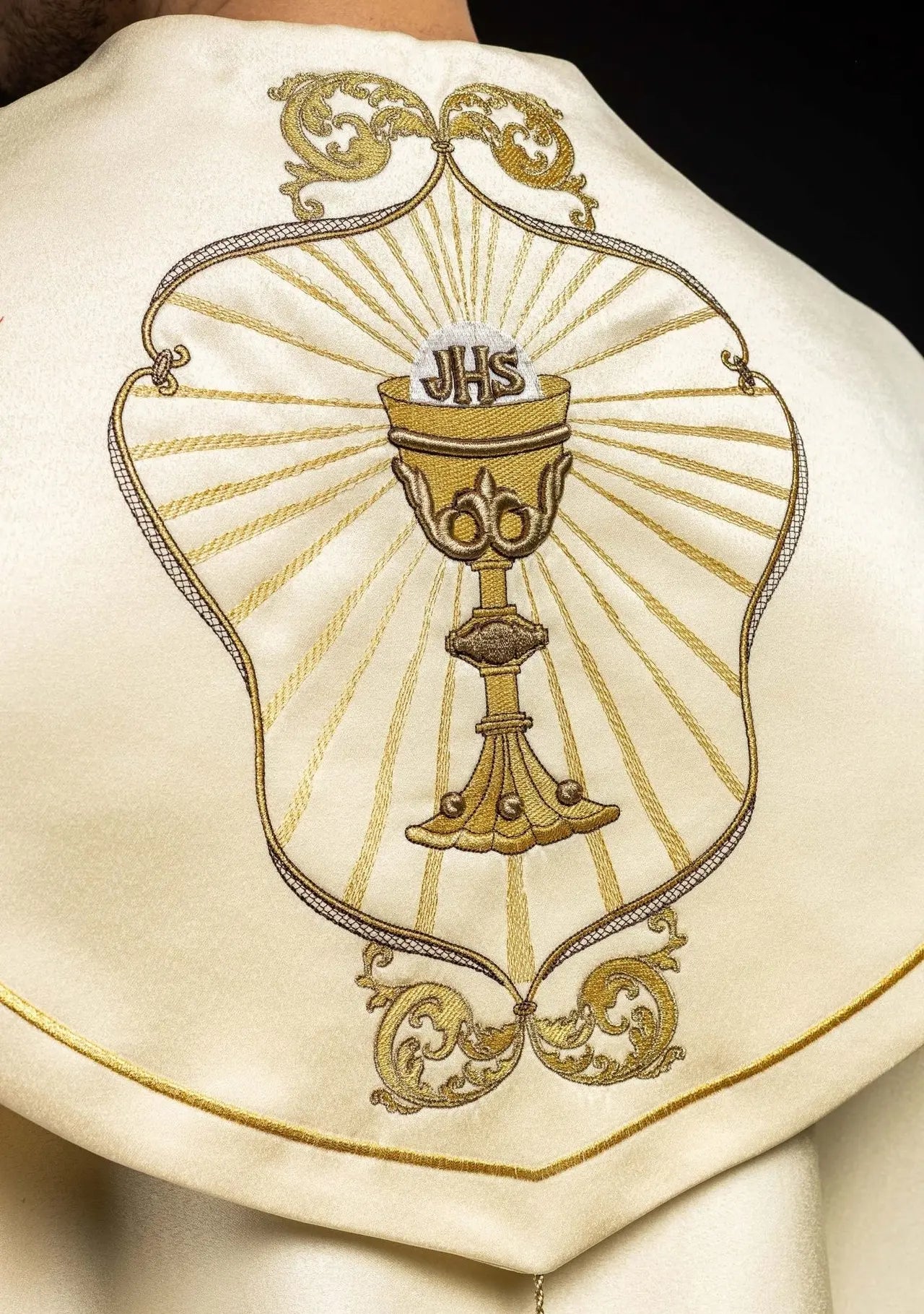 Chapelle liturgique brodée calice et IHS écru