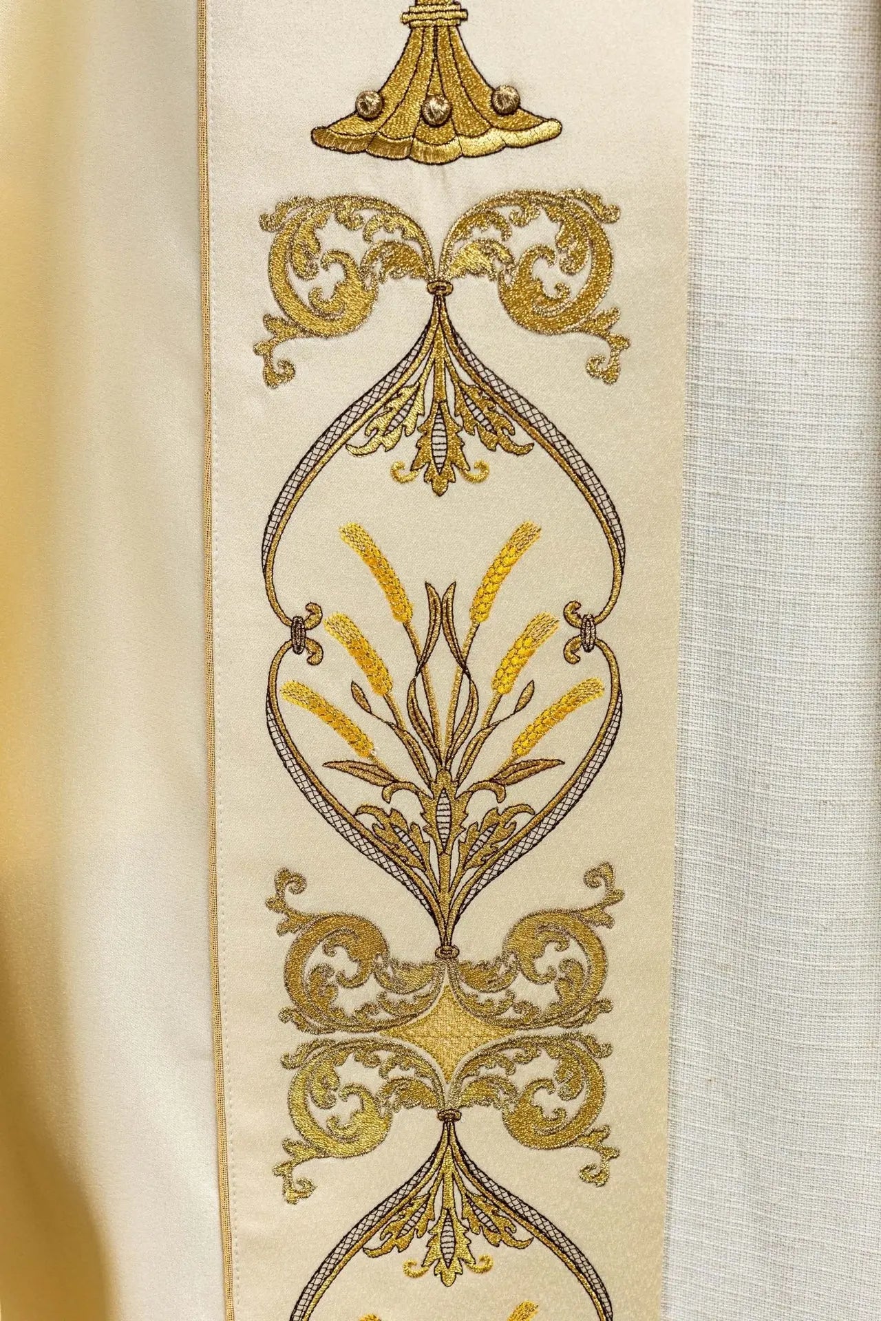 Chapelle liturgique brodée calice et IHS écru