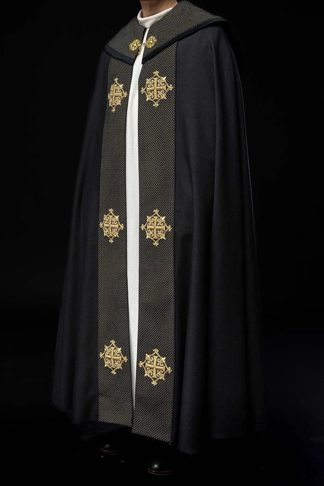 Cape liturgique avec ceinture en velours noir et broderie de croix