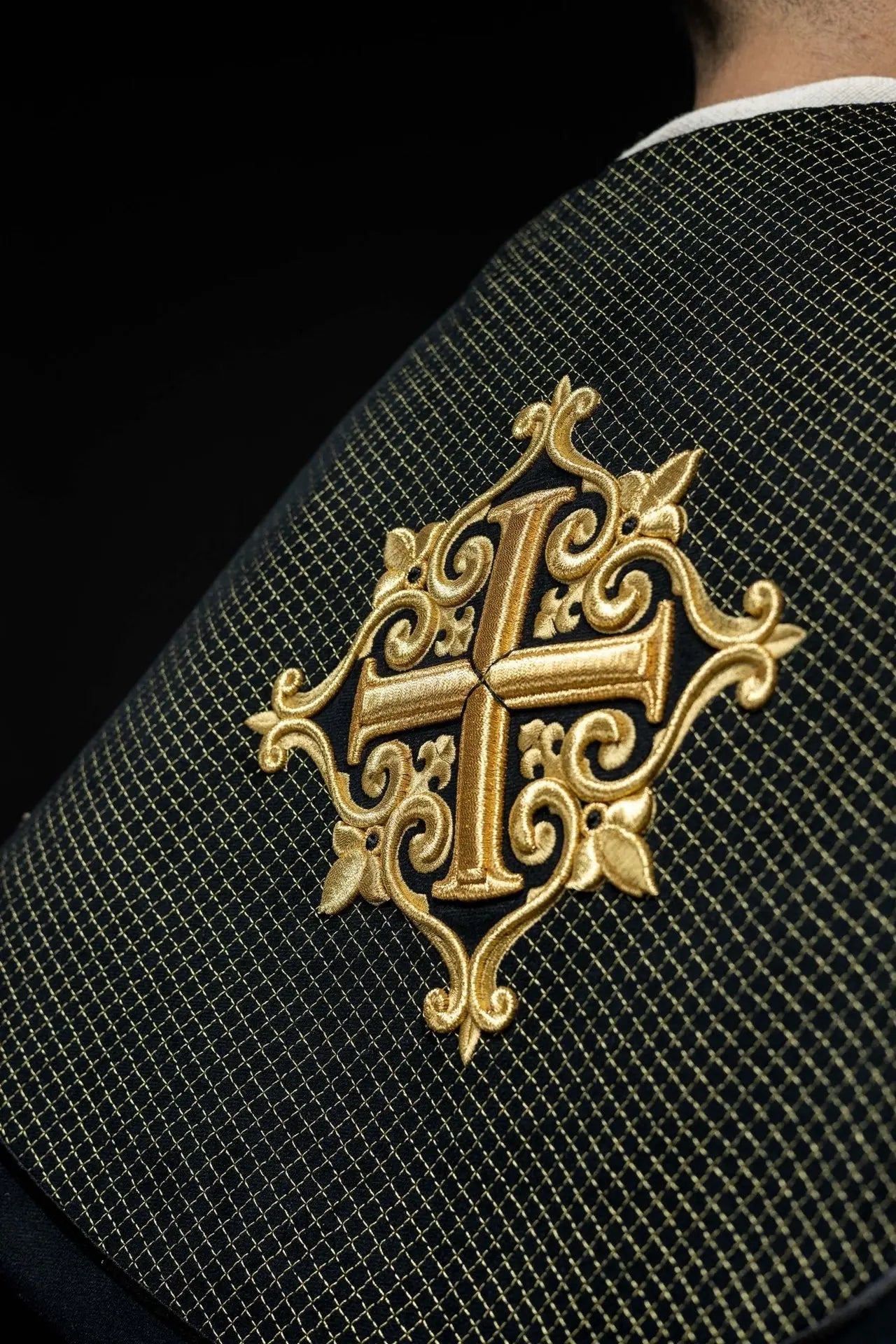 Cape liturgique avec ceinture en velours noir et broderie de croix