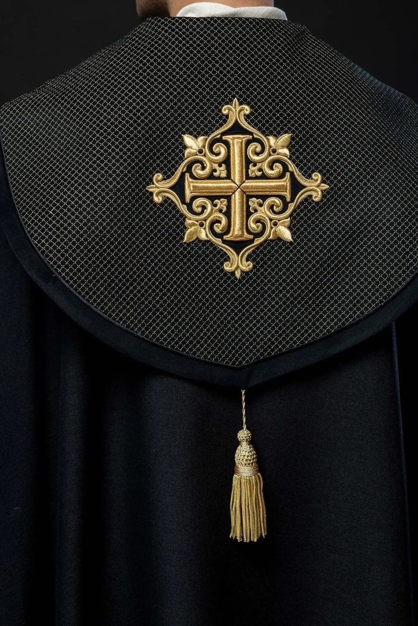 Cape liturgique avec ceinture en velours noir et broderie de croix