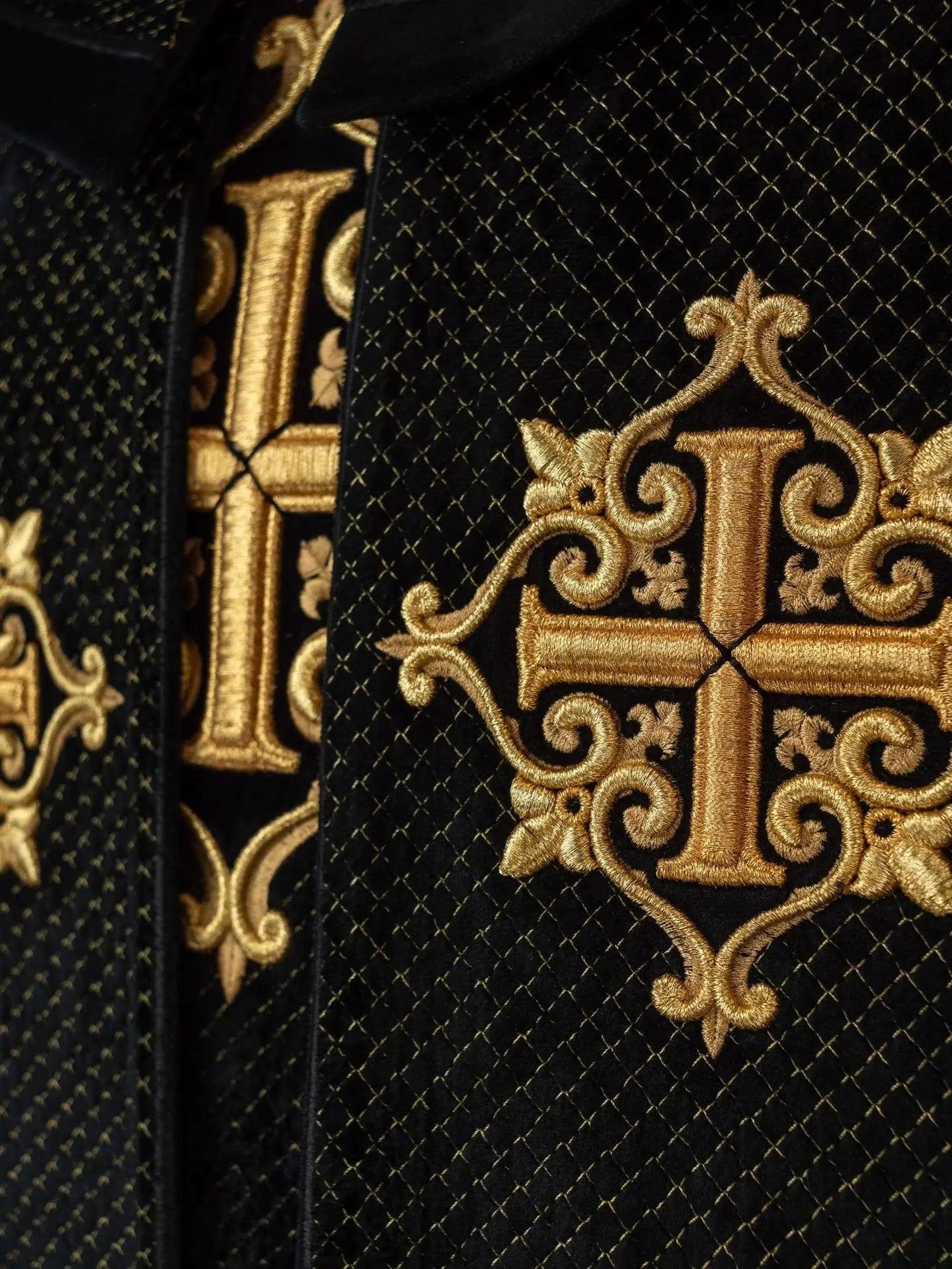 Cape liturgique avec ceinture en velours noir et broderie de croix