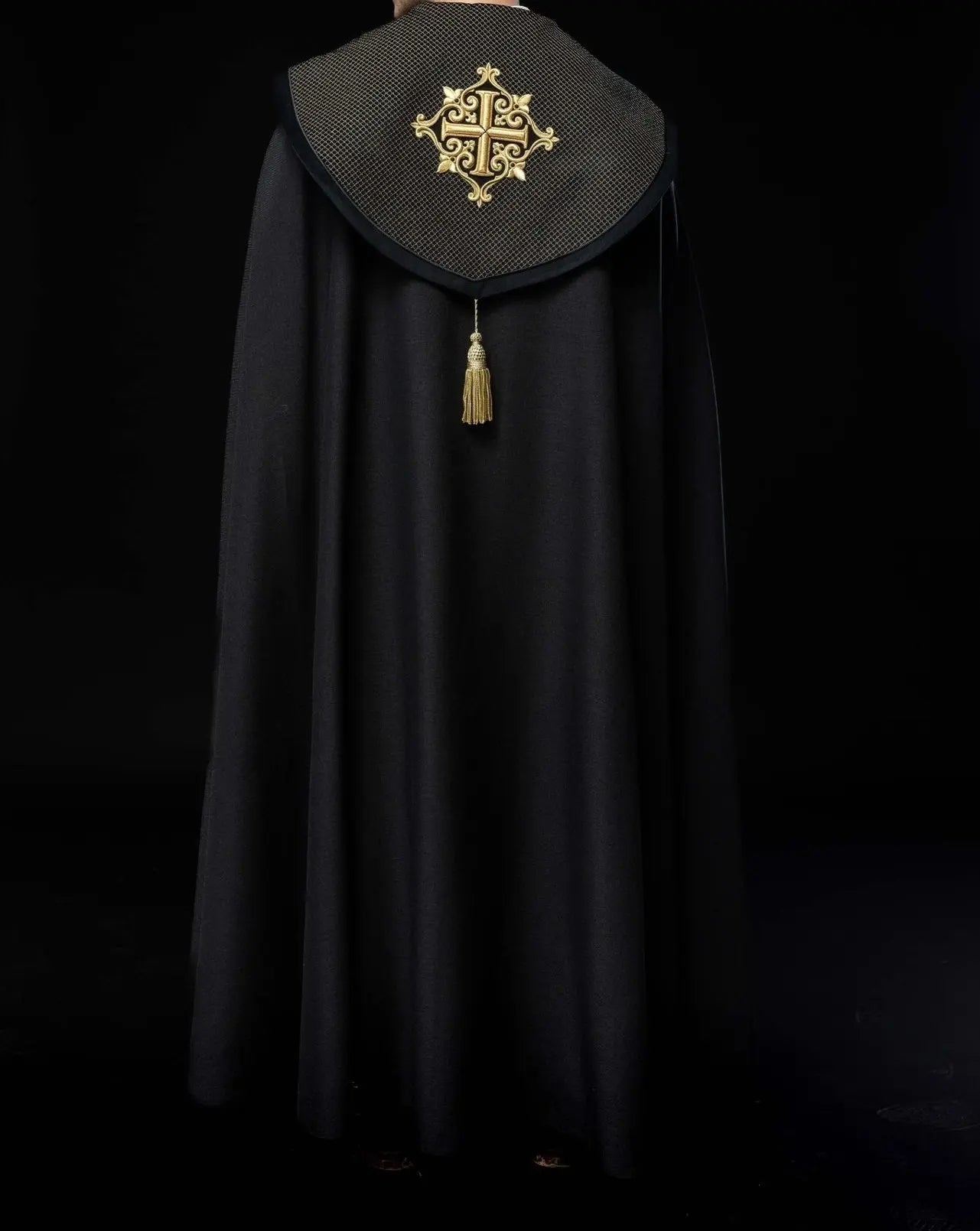 Cape liturgique avec ceinture en velours noir et broderie de croix