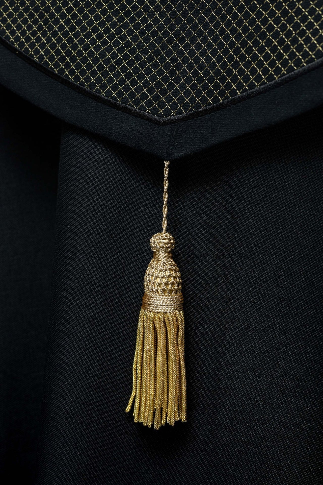 Kapa liturgiczna z aksamitnym czarnym pasem i haftem krzyży