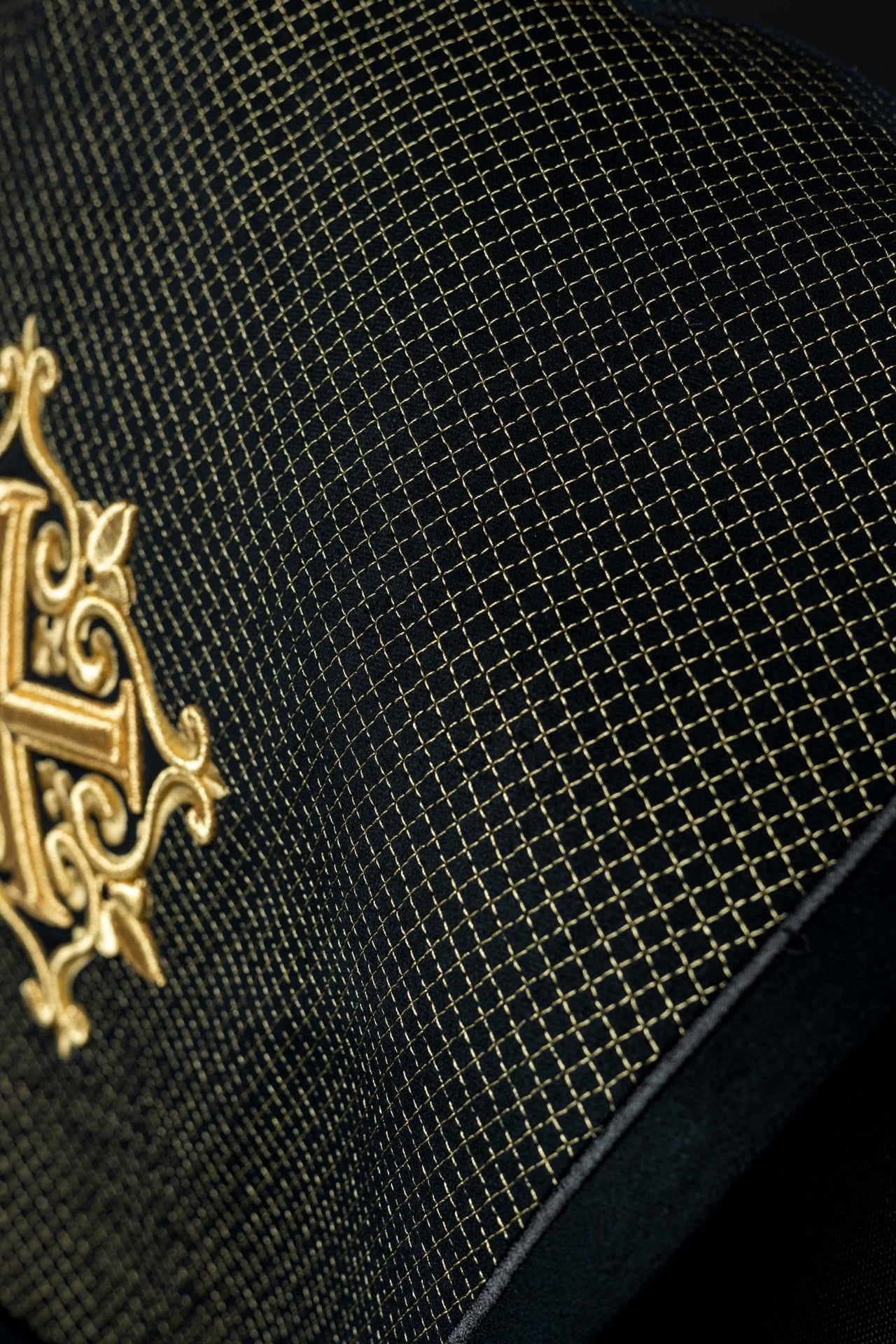 Kapa liturgiczna z aksamitnym czarnym pasem i haftem krzyży