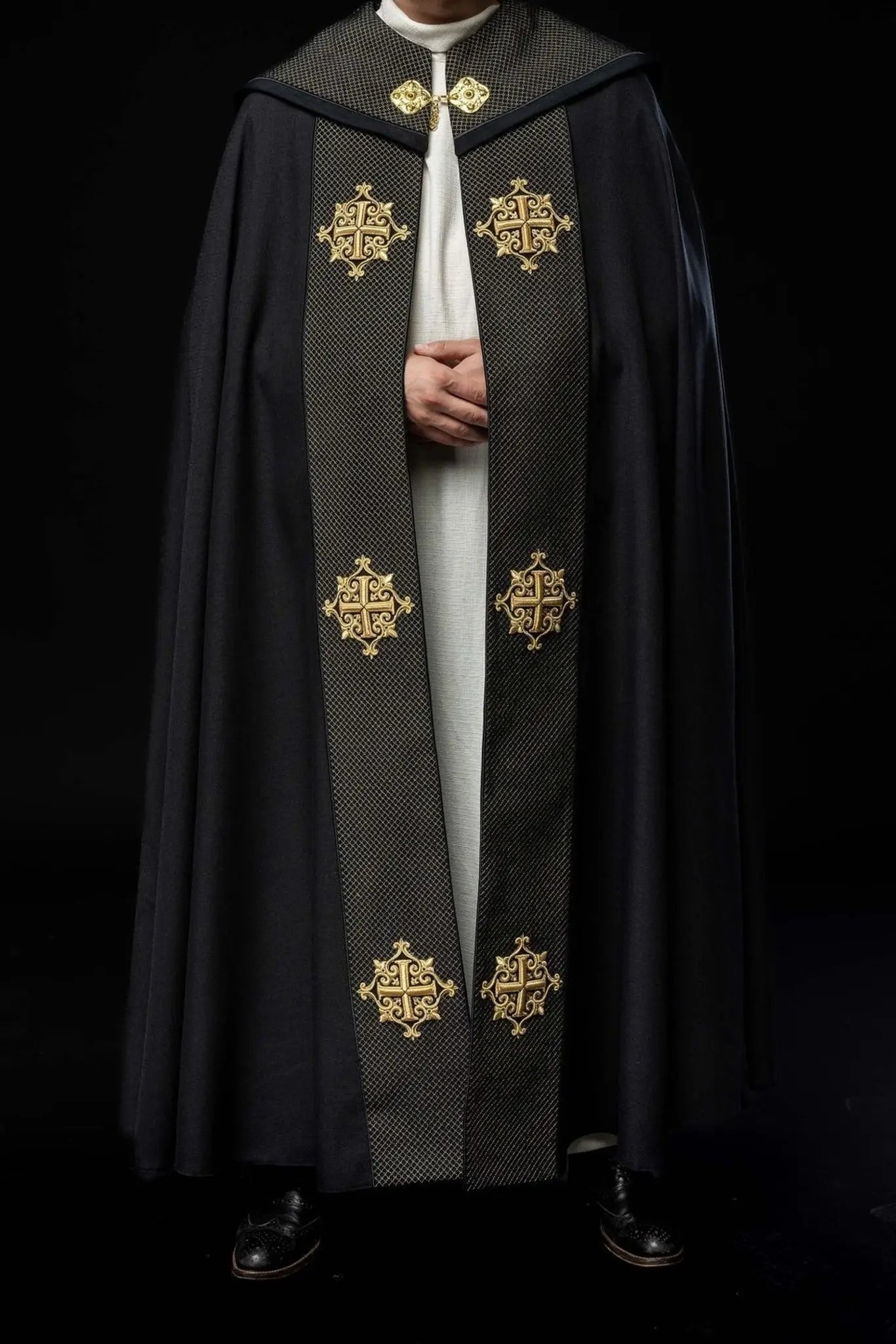 Cape liturgique avec ceinture en velours noir et broderie de croix