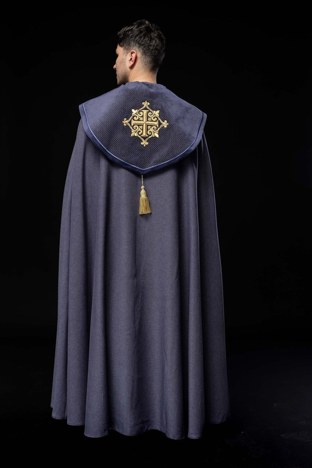 Kapa liturgiczna z aksamitnym fioletowym pasem i haftem krzyży