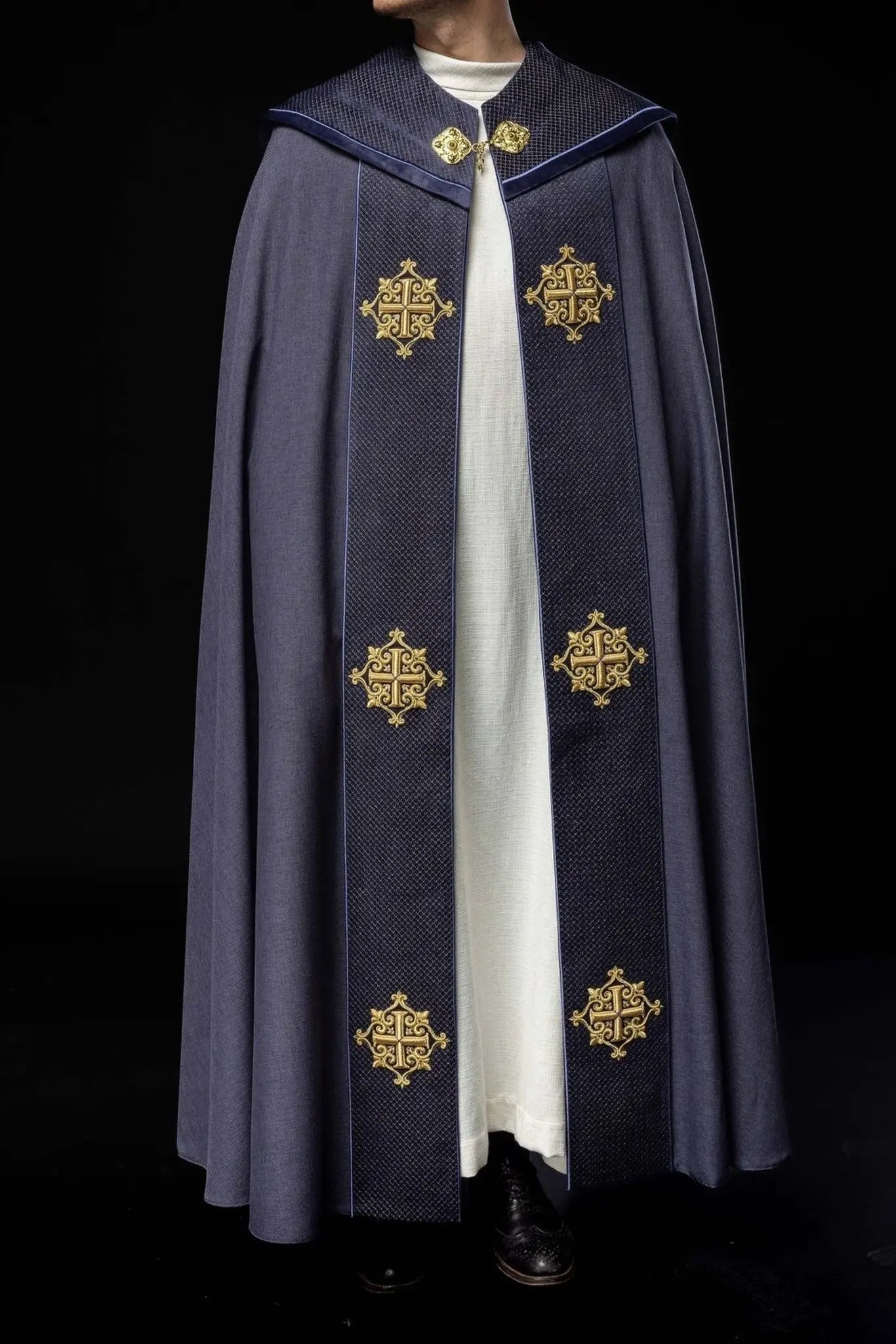 Cape liturgique avec ceinture violette en velours et broderie de croix