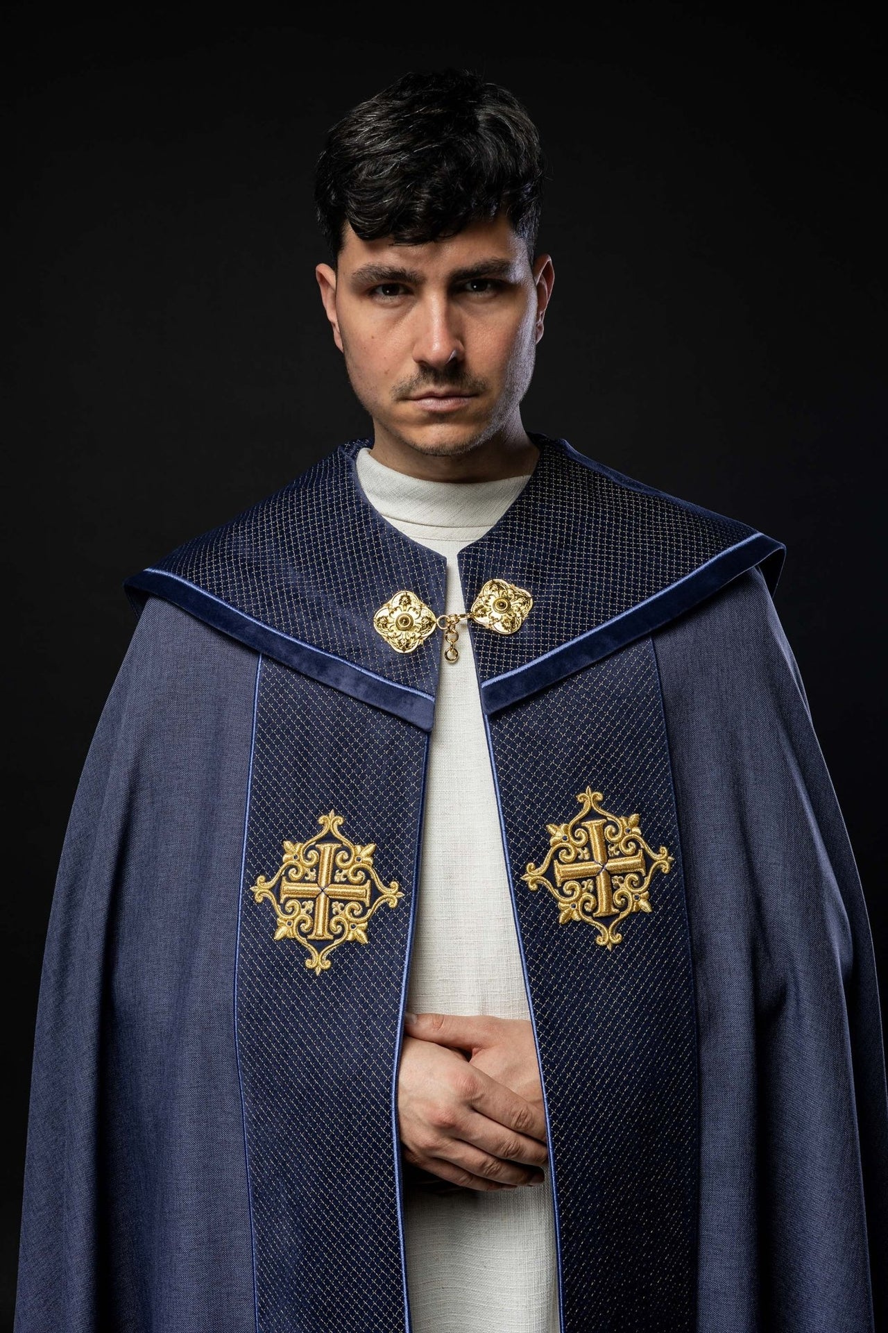 Kapa liturgiczna z aksamitnym fioletowym pasem i haftem krzyży