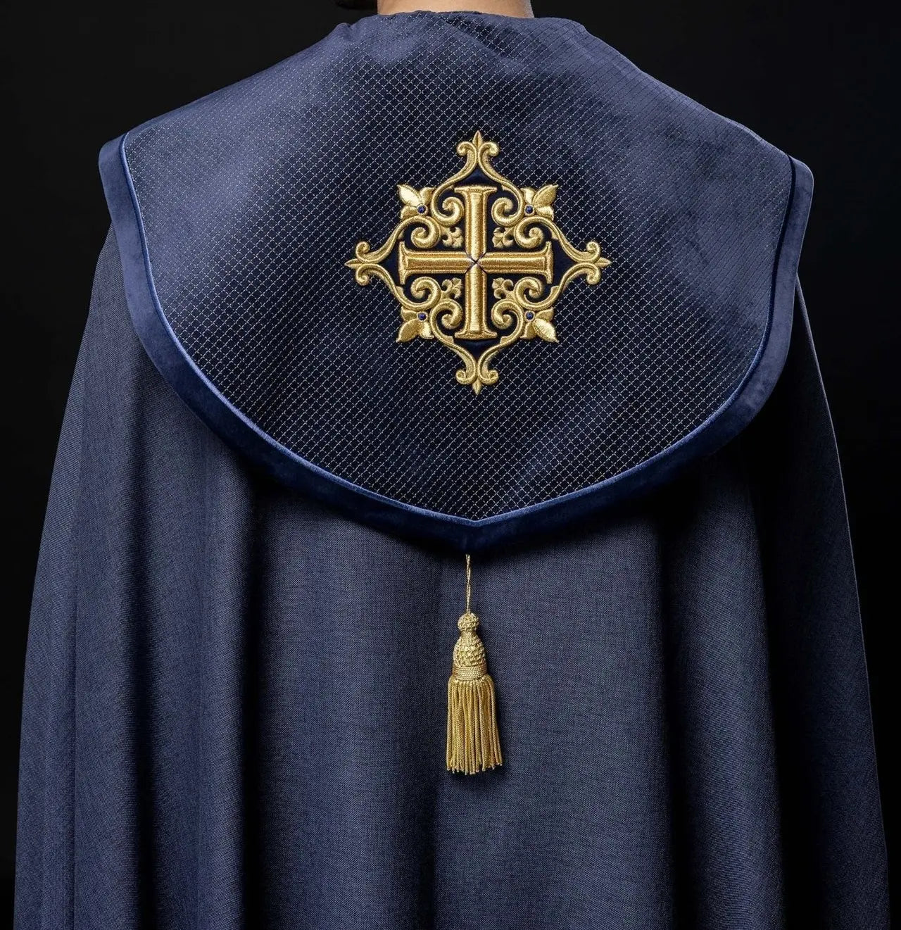 Cape liturgique avec ceinture violette en velours et broderie de croix