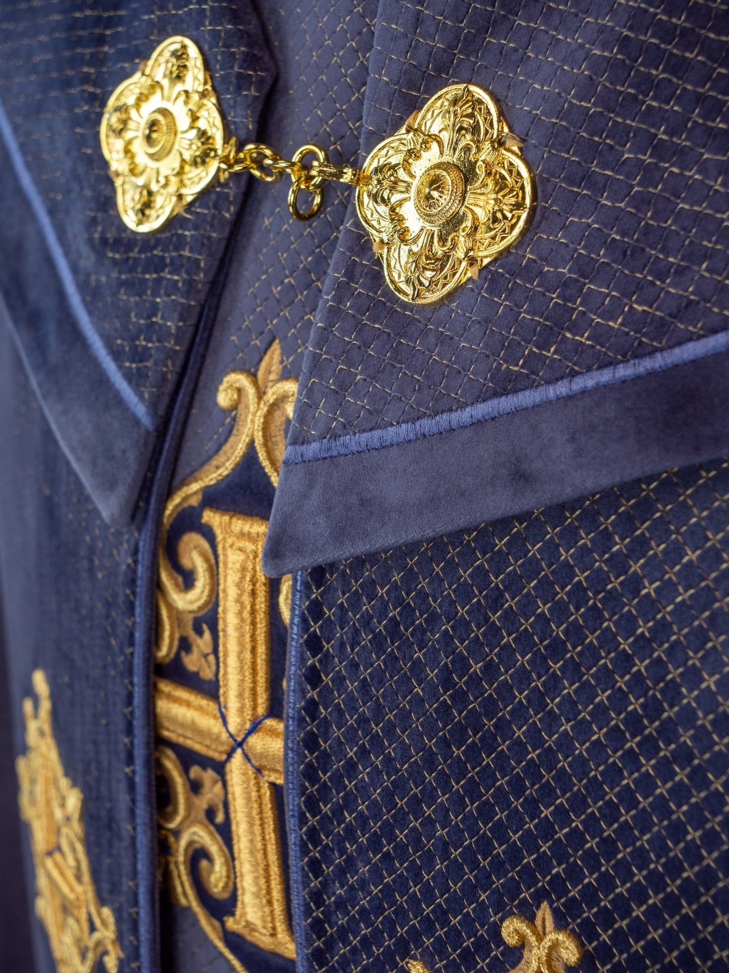 Kapa liturgiczna z aksamitnym fioletowym pasem i haftem krzyży