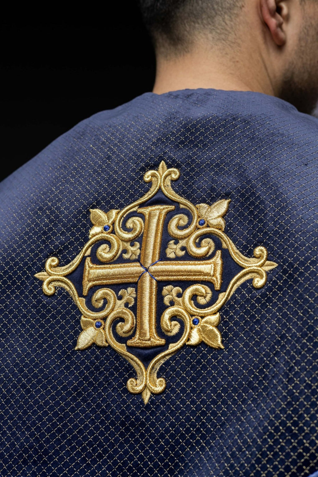 Kapa liturgiczna z aksamitnym fioletowym pasem i haftem krzyży