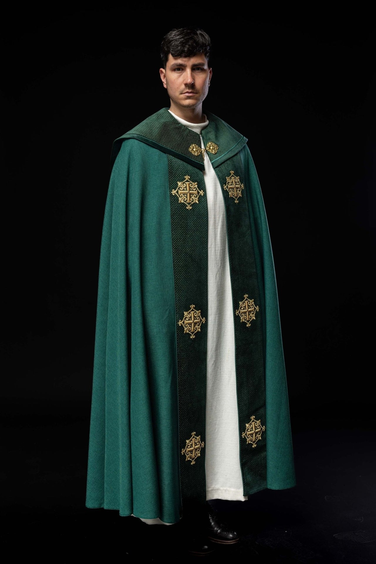 Kapa liturgiczna z aksamitnym zielonym pasem i haftem krzyży