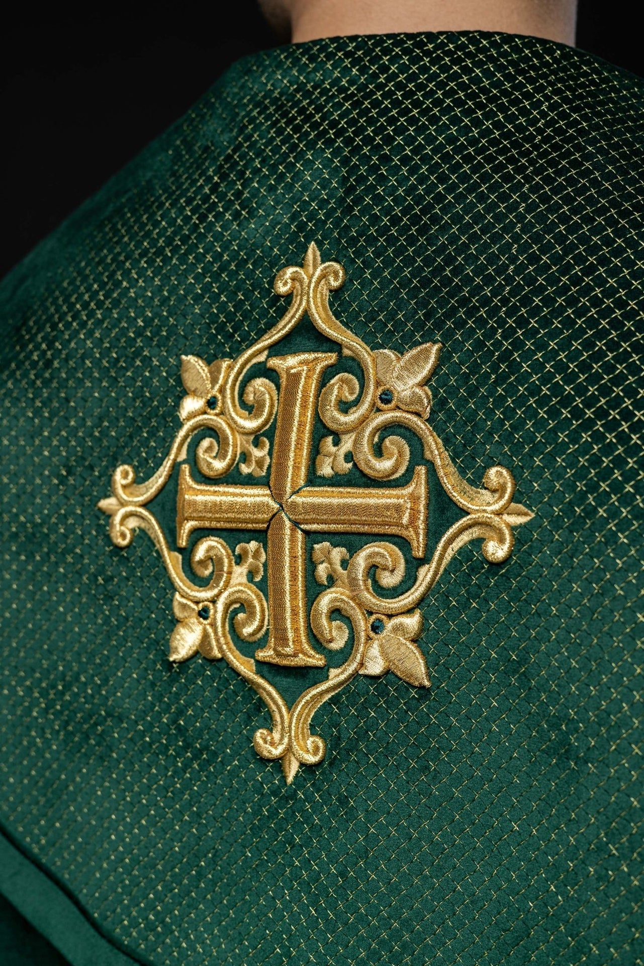 Kapa liturgiczna z aksamitnym zielonym pasem i haftem krzyży