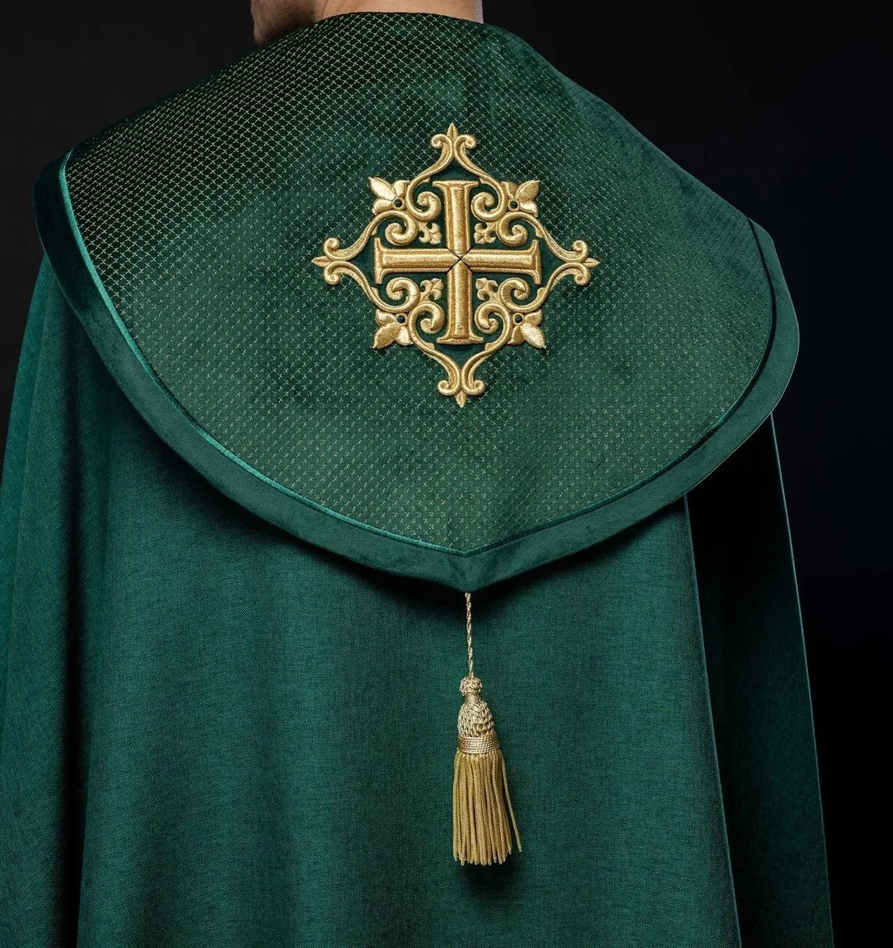 Cape liturgique avec ceinture en velours vert et broderie de croix