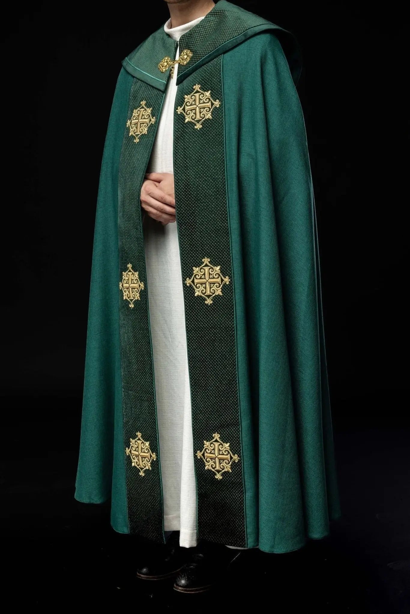 Cape liturgique avec ceinture en velours vert et broderie de croix