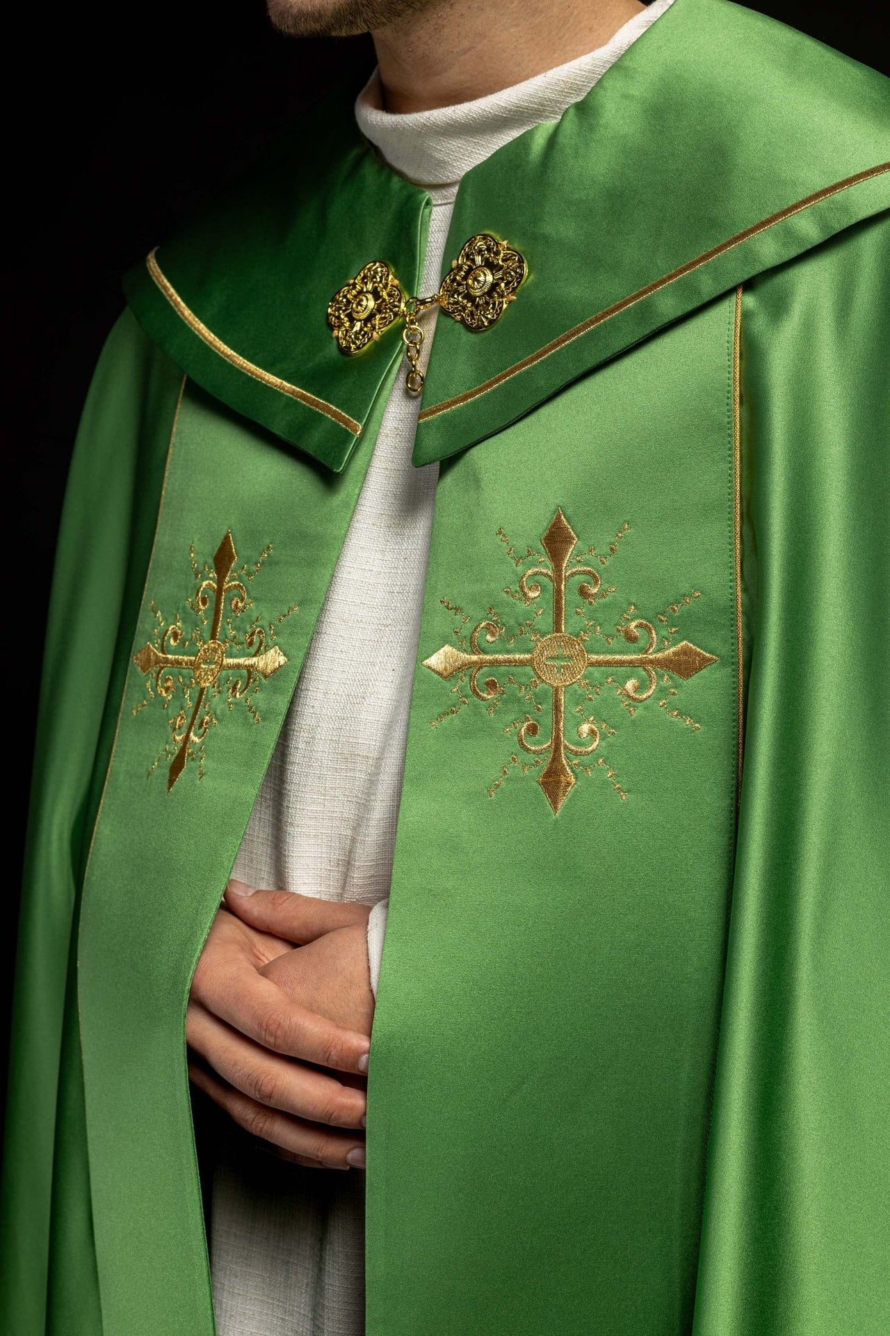 Kapa liturgiczna z szerokim haftowanym pasem w krzyże w kolorze zielonym