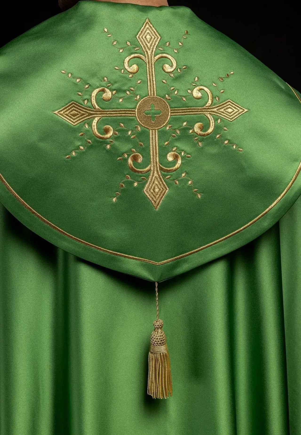 Cape liturgique avec large ceinture brodée de croix en vert