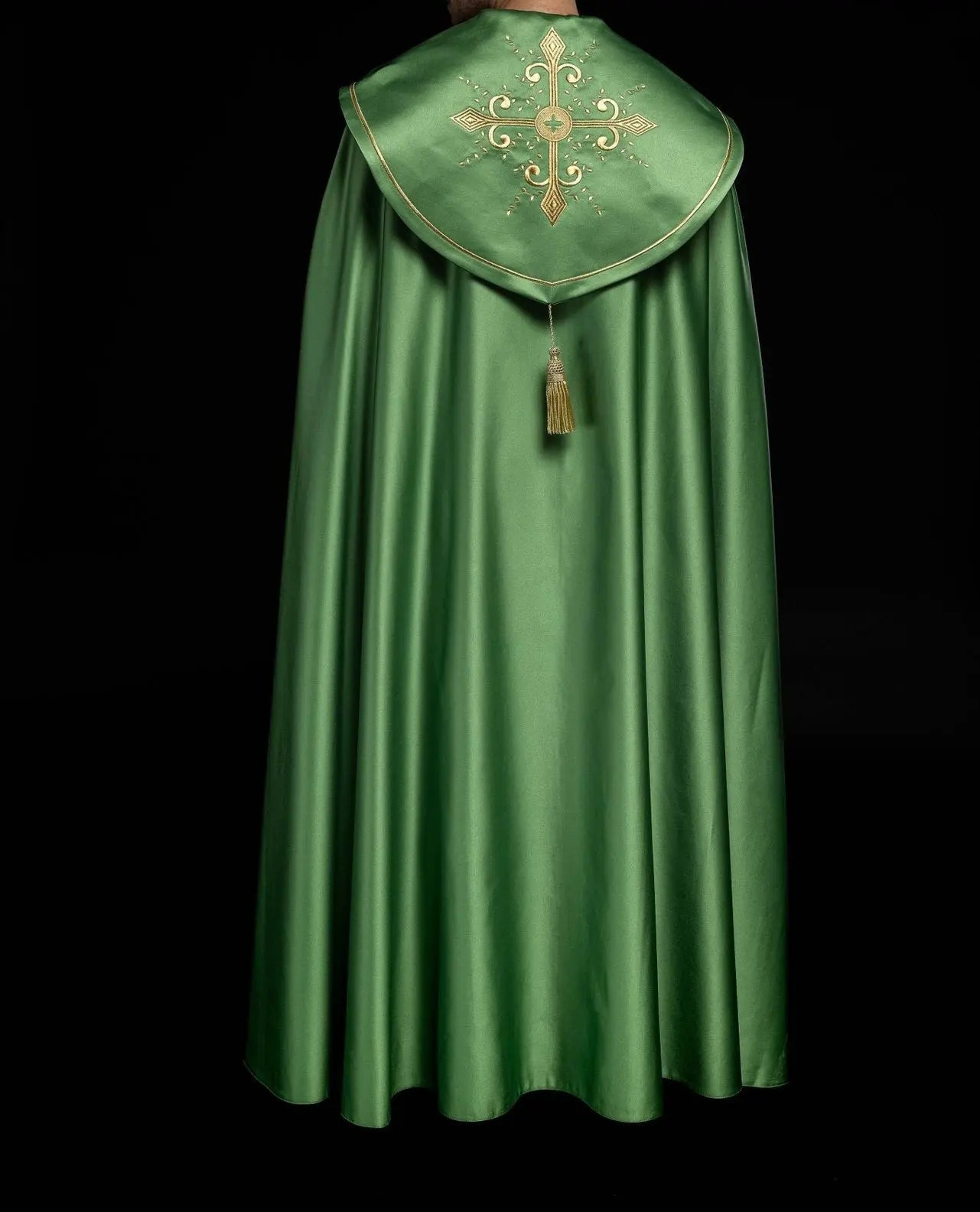 Cape liturgique avec large ceinture brodée de croix en vert