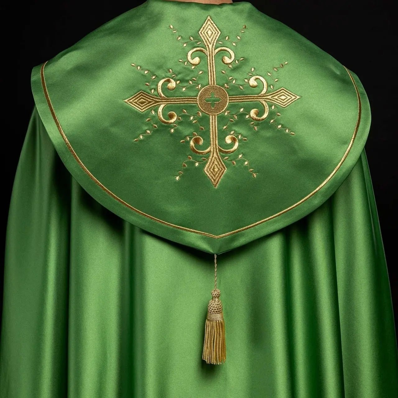 Cape liturgique avec large ceinture brodée de croix en vert