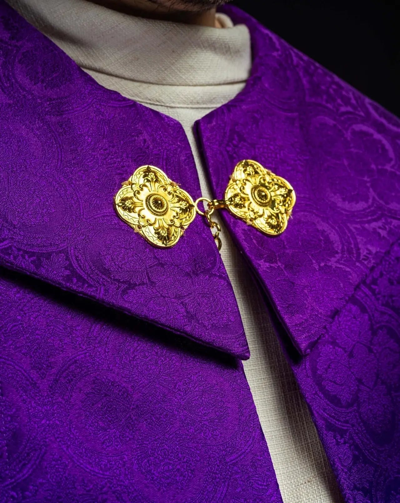 Chape liturgique jacquard violette