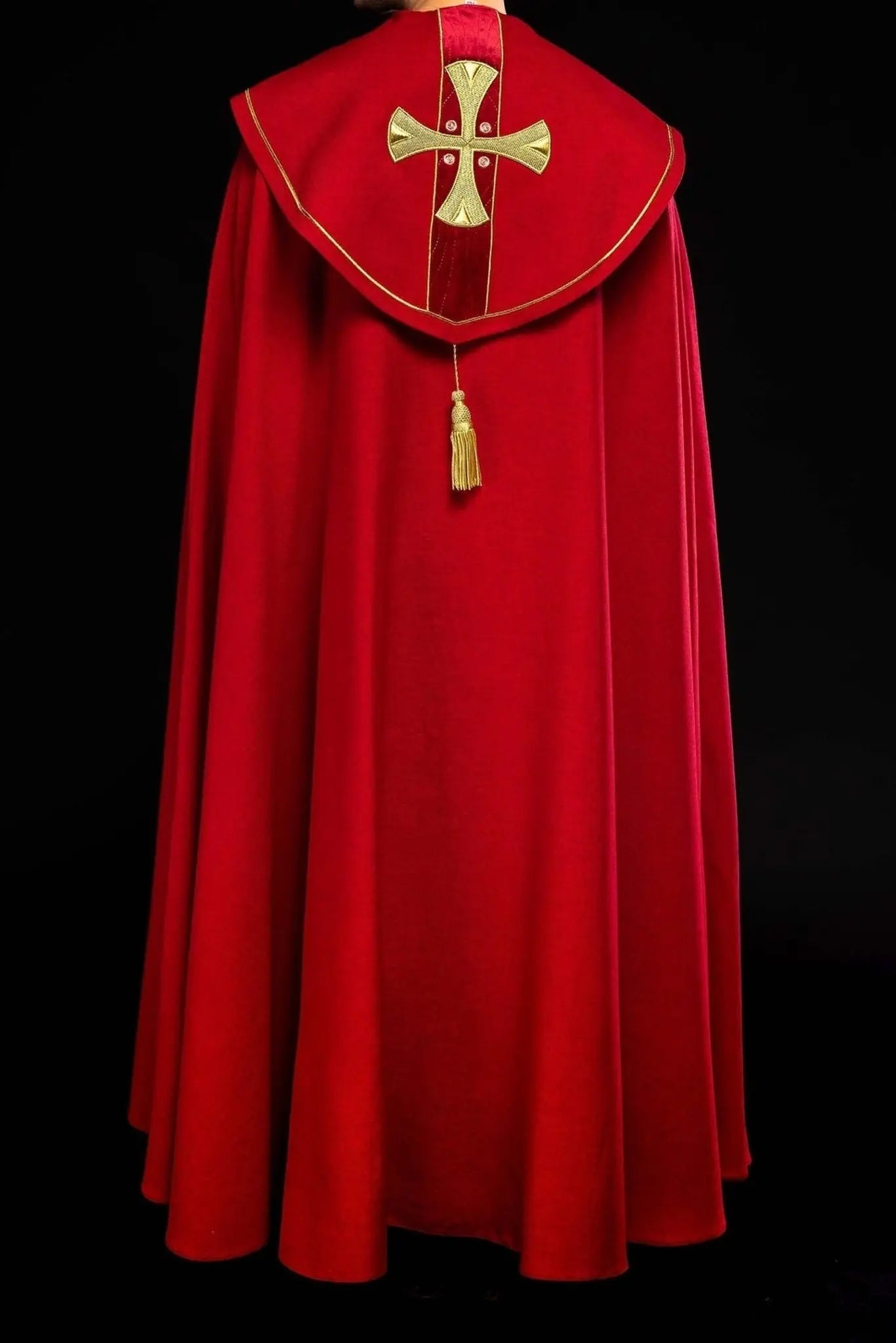 Cap in embroidered gold crosses with red velvet