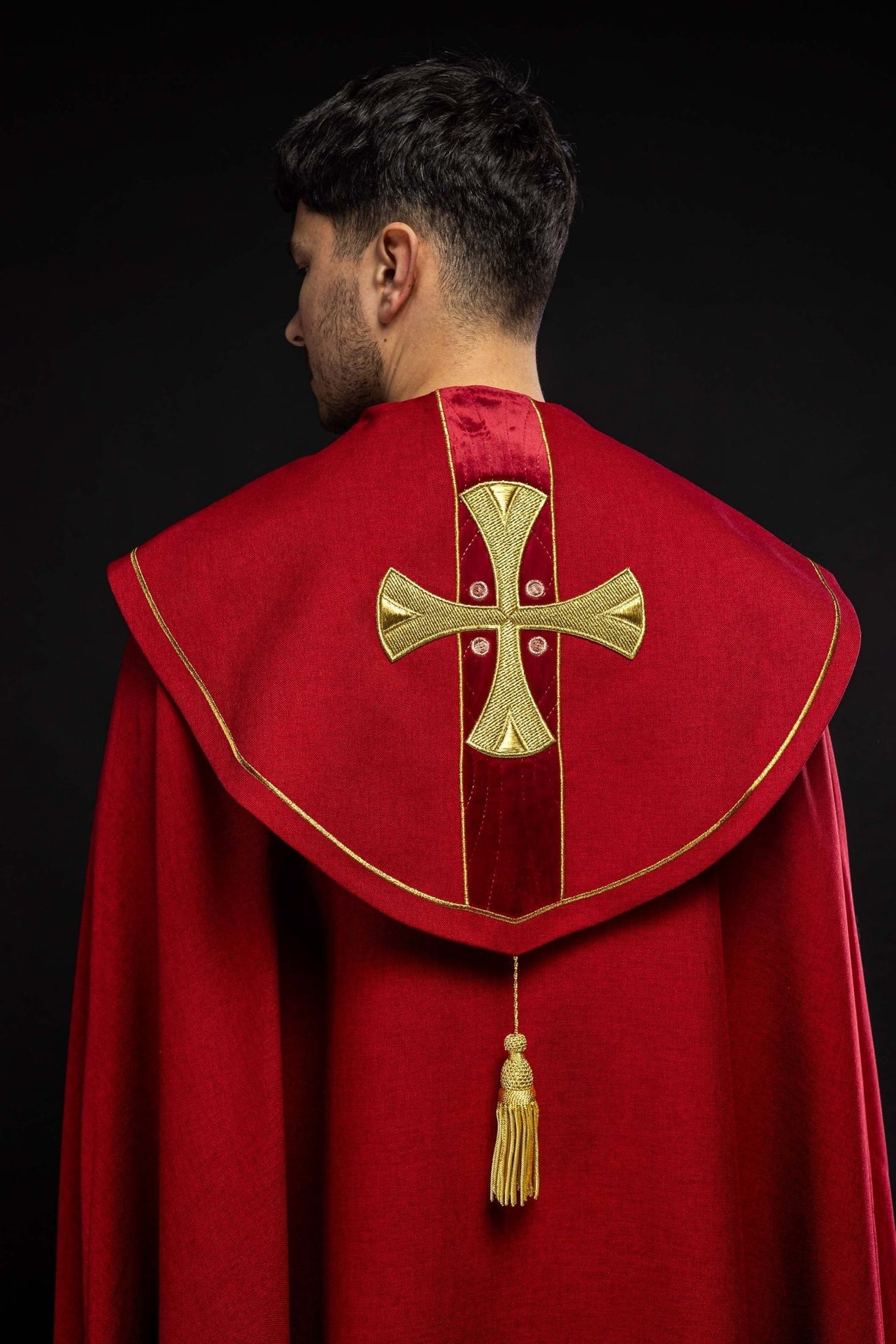 Kapa w haftowane złote krzyże z czerwonym aksamitem