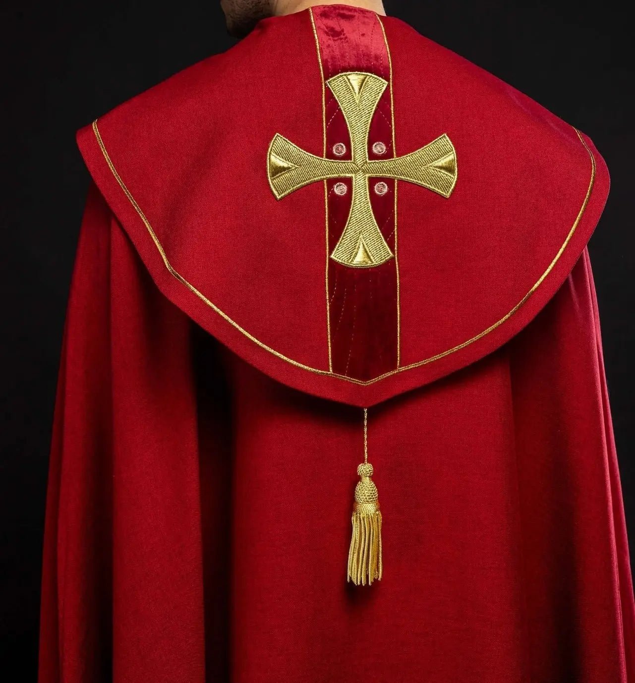 Coiffe avec croix dorées brodées en velours rouge