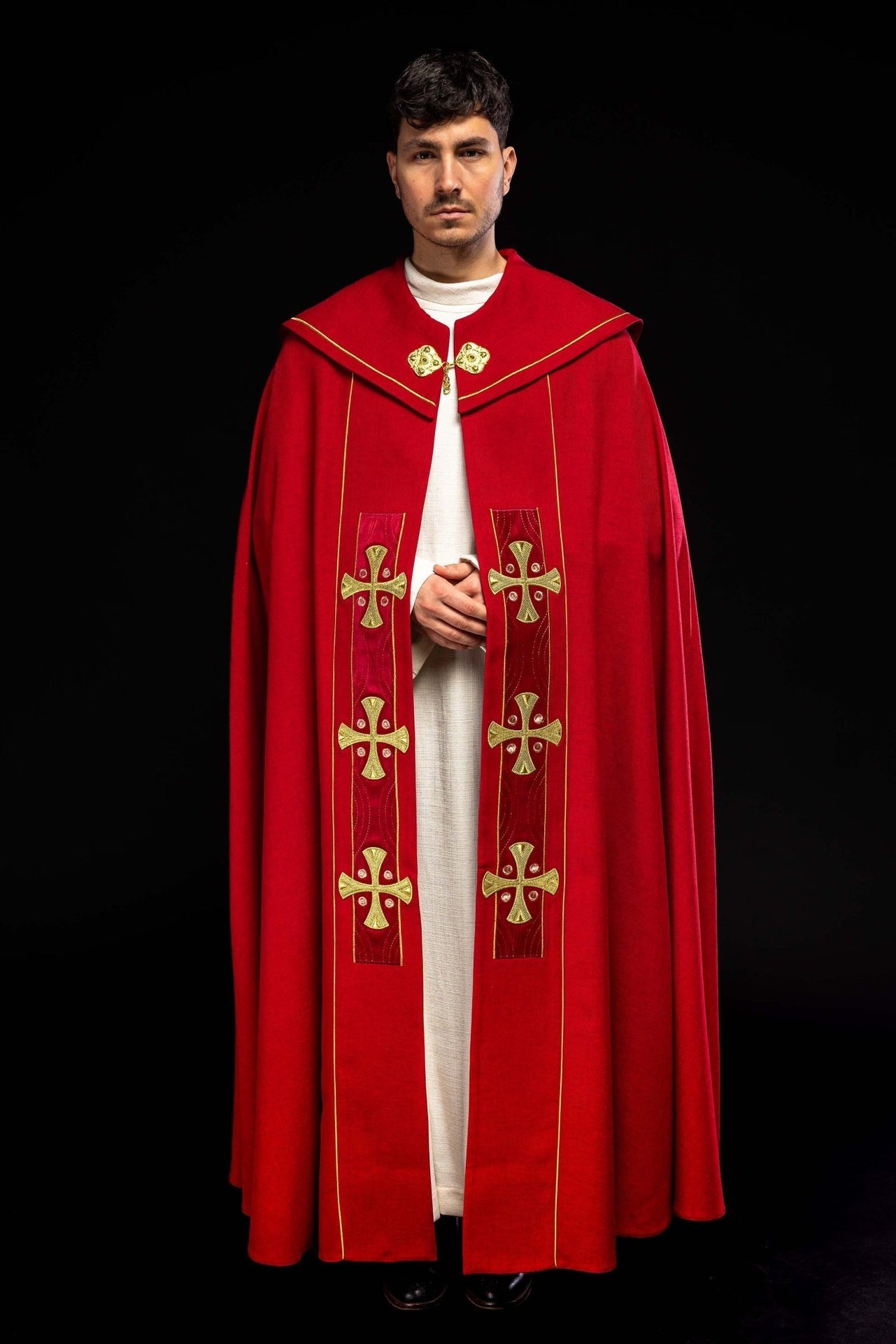 Kapa w haftowane złote krzyże z czerwonym aksamitem