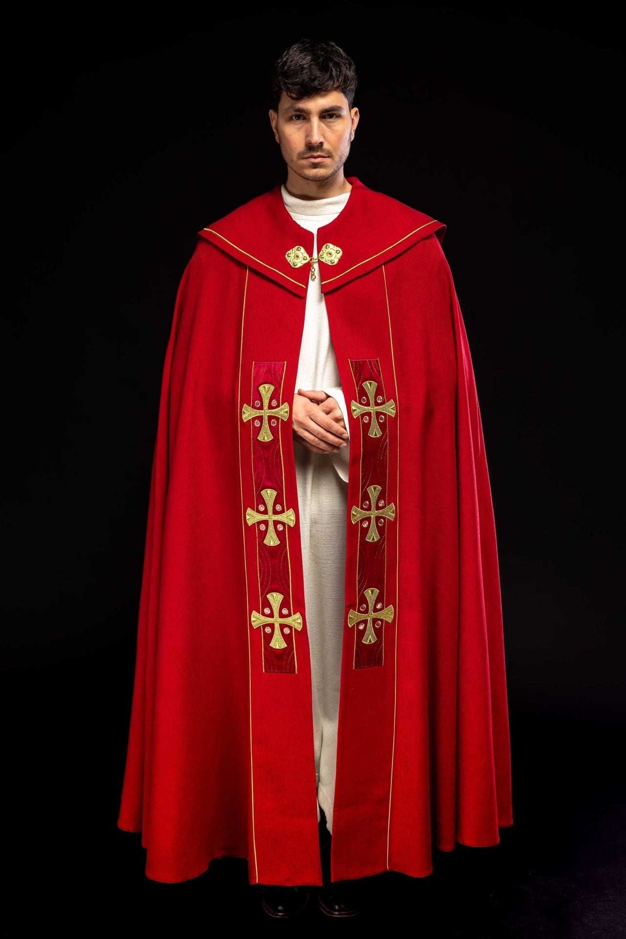 Kapa w haftowane złote krzyże z czerwonym aksamitem