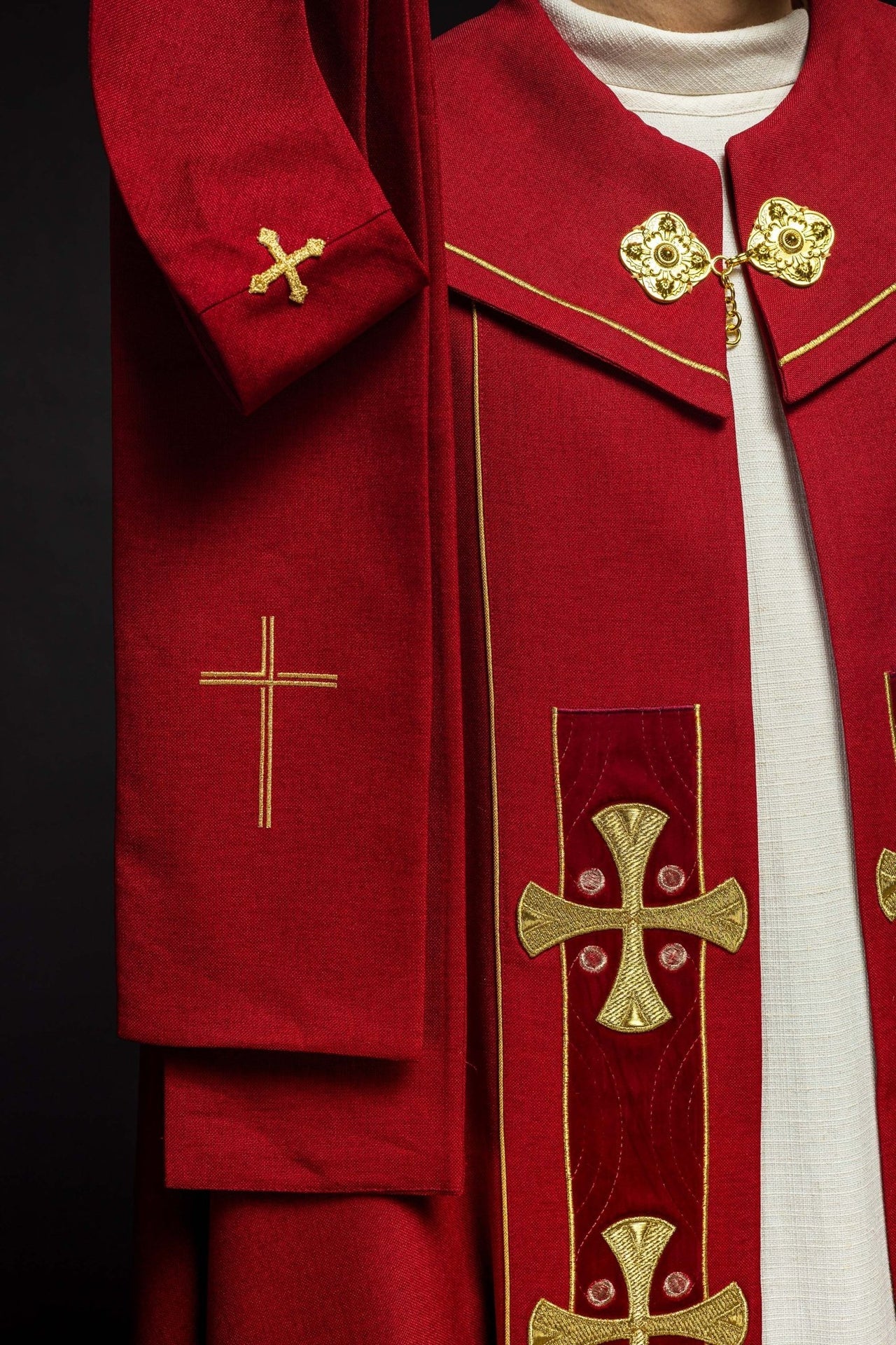 Kapa w haftowane złote krzyże z czerwonym aksamitem