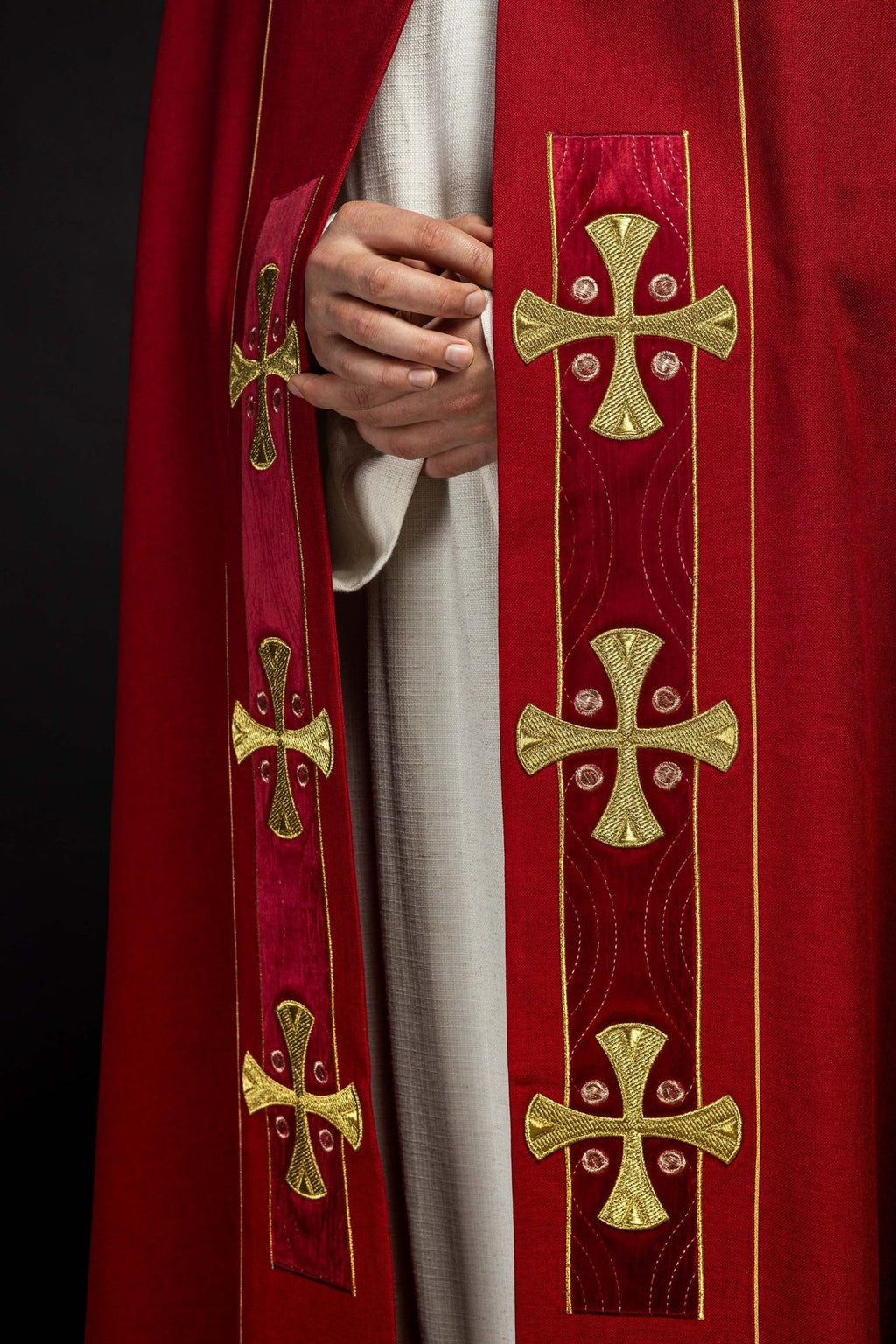 Kapa w haftowane złote krzyże z czerwonym aksamitem