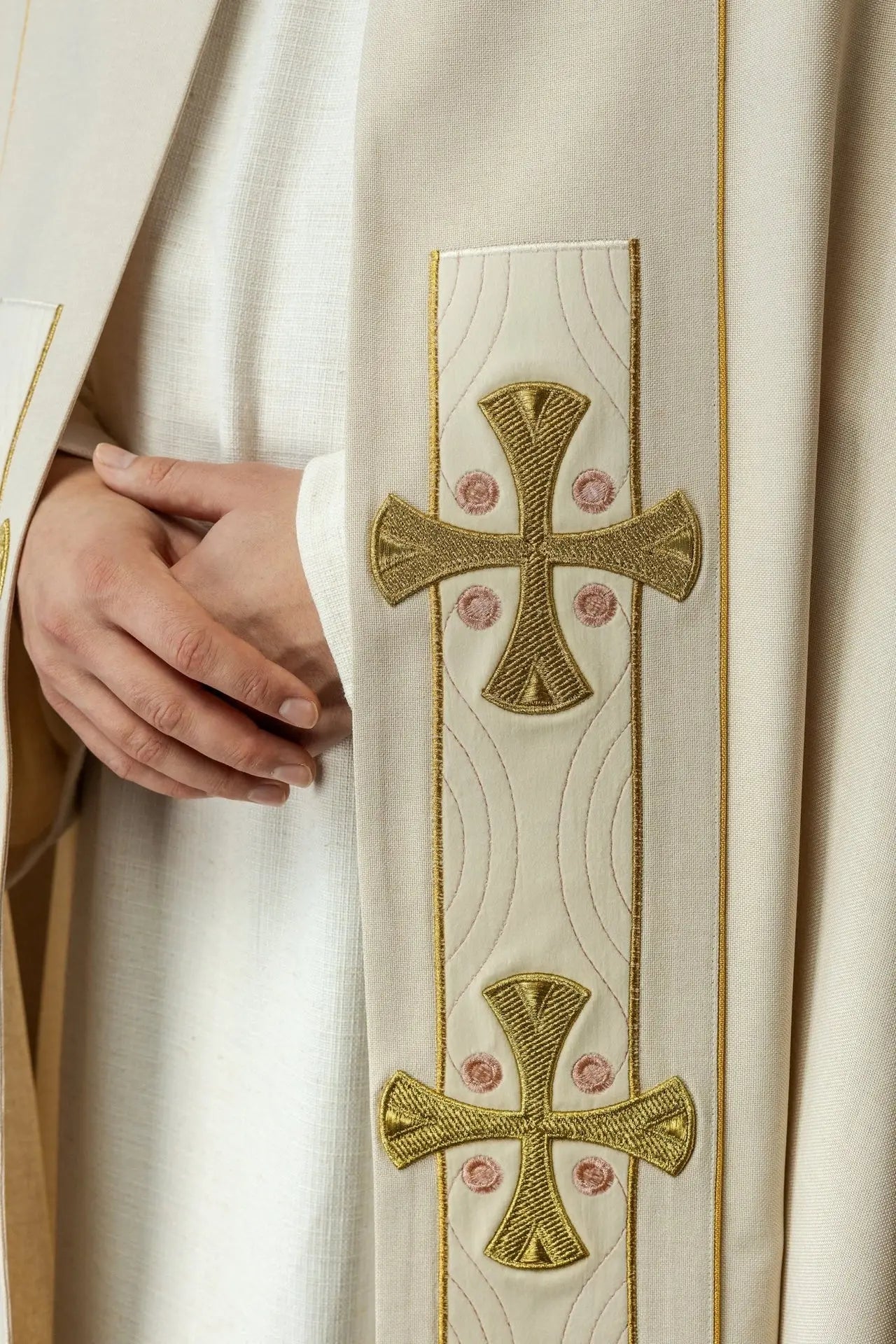 Élégante chape liturgique écrue avec croix brodées en or et col en velours