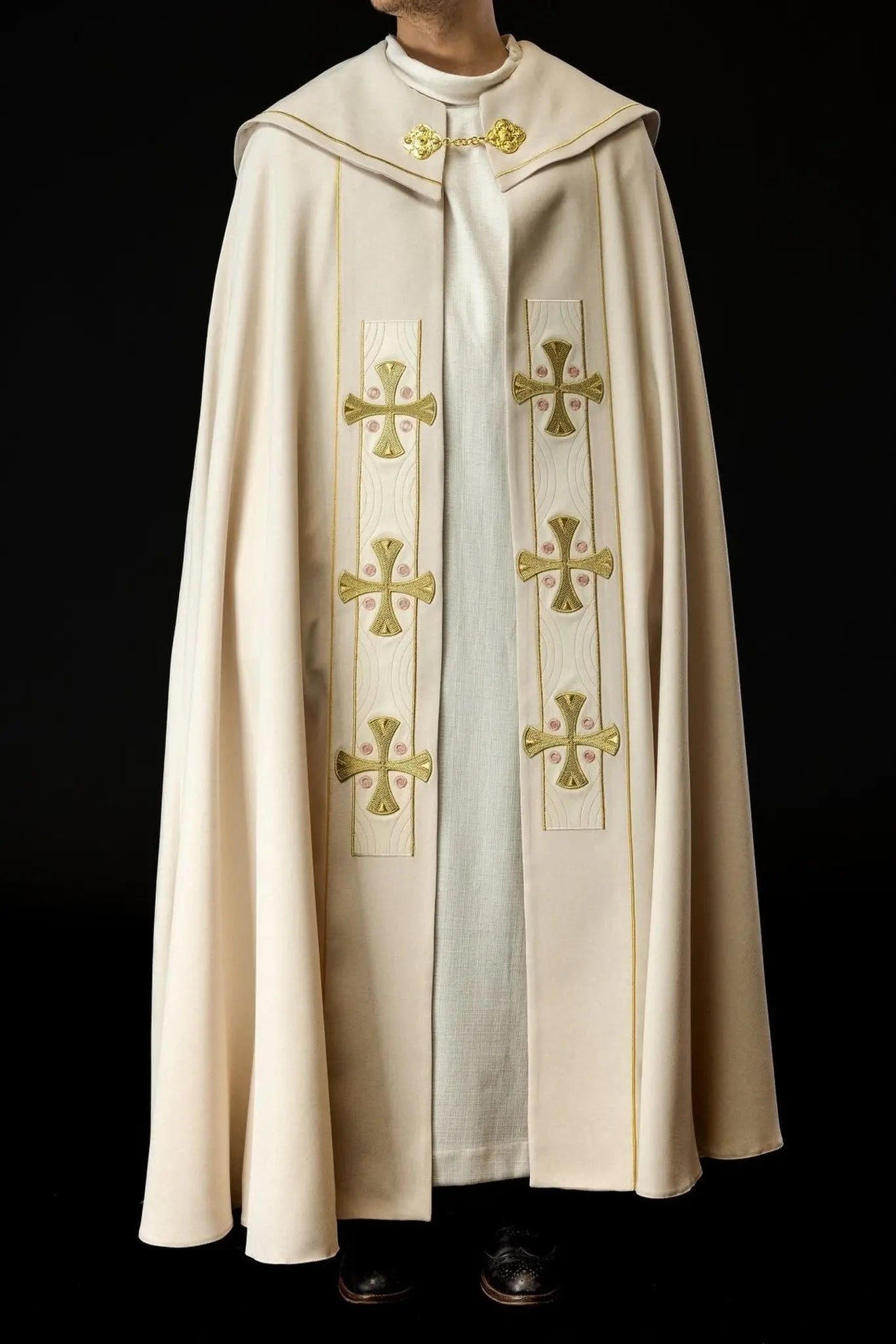 Élégante chape liturgique écrue avec croix brodées en or et col en velours