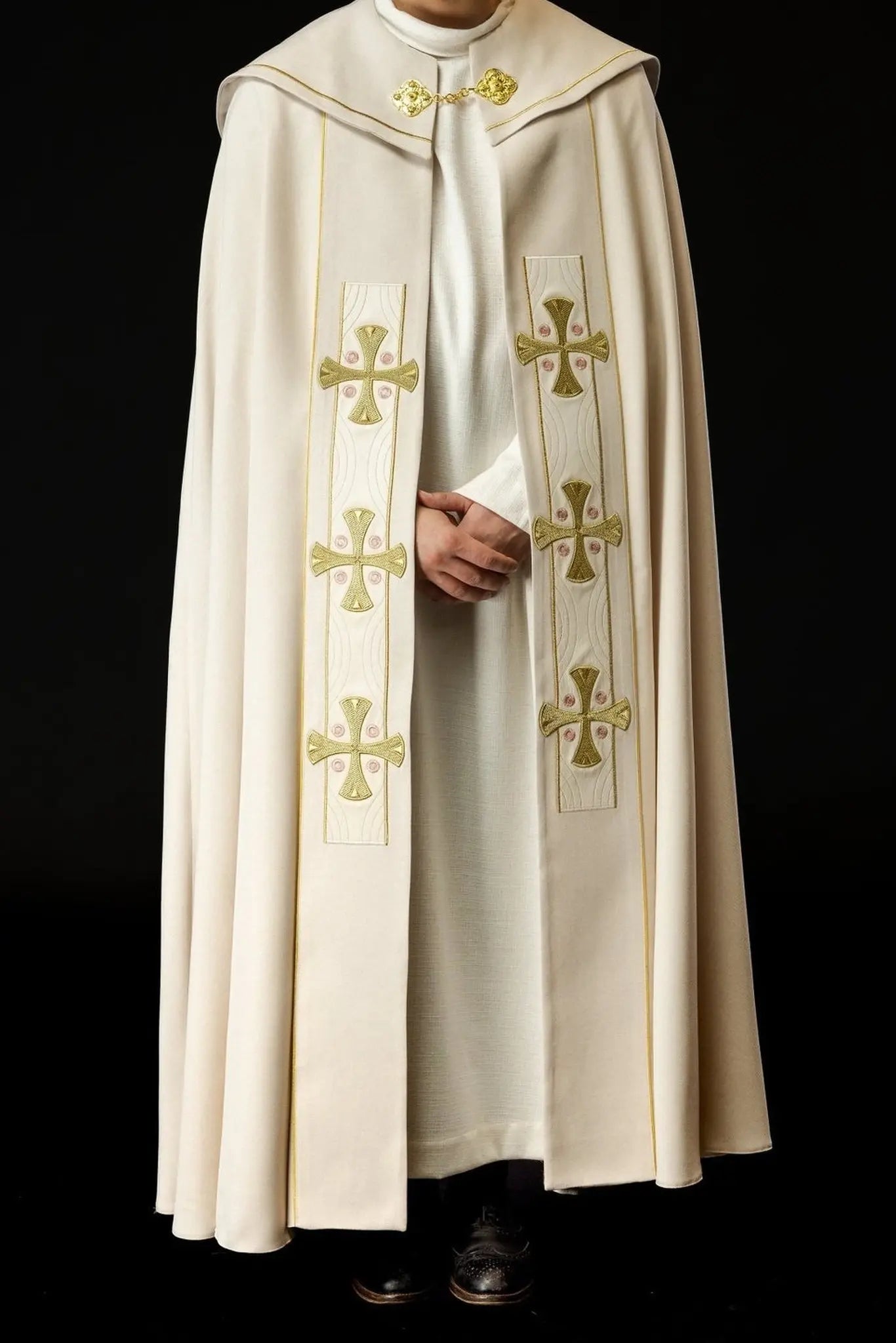 Élégante chape liturgique écrue avec croix brodées en or et col en velours