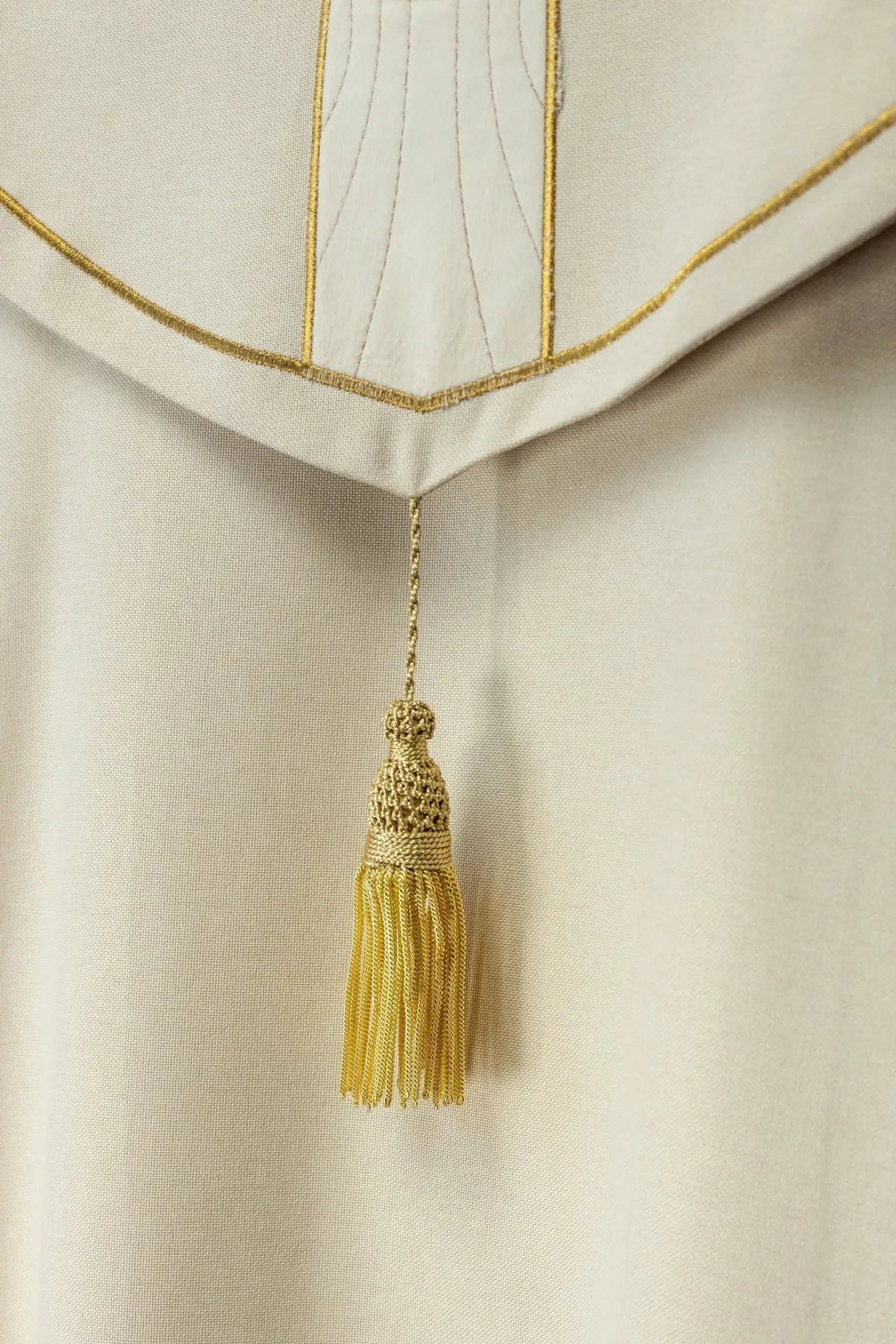 Élégante chape liturgique écrue avec croix brodées en or et col en velours