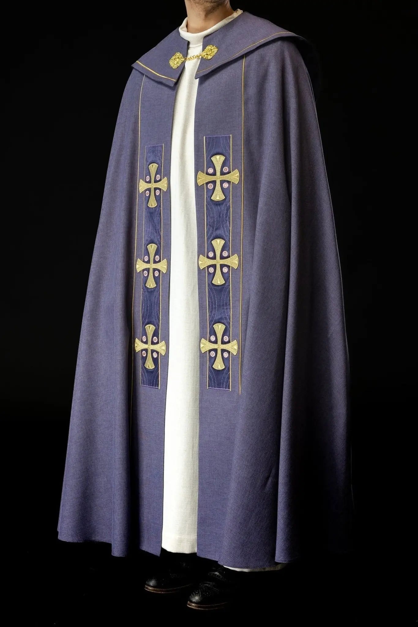 Chape liturgique avec croix brodées en or et col en velours violet
