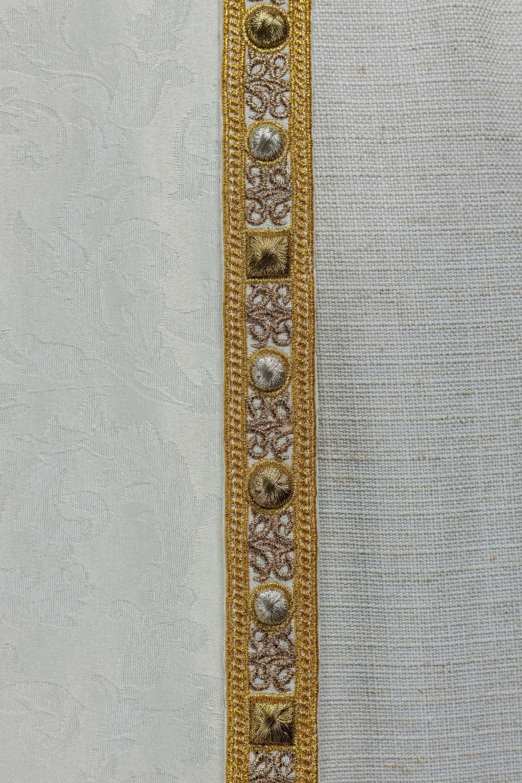 Kapa z barankiem wielkanocnym uszyta na ozdobnej tkaninie