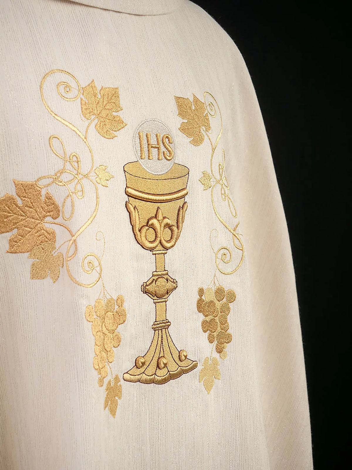Chasuble écrue avec calice, IHS et vigne, gros plan de la broderie