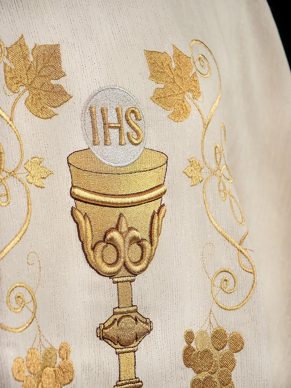 Chasuble écrue avec calice et IHS, détail de la broderie