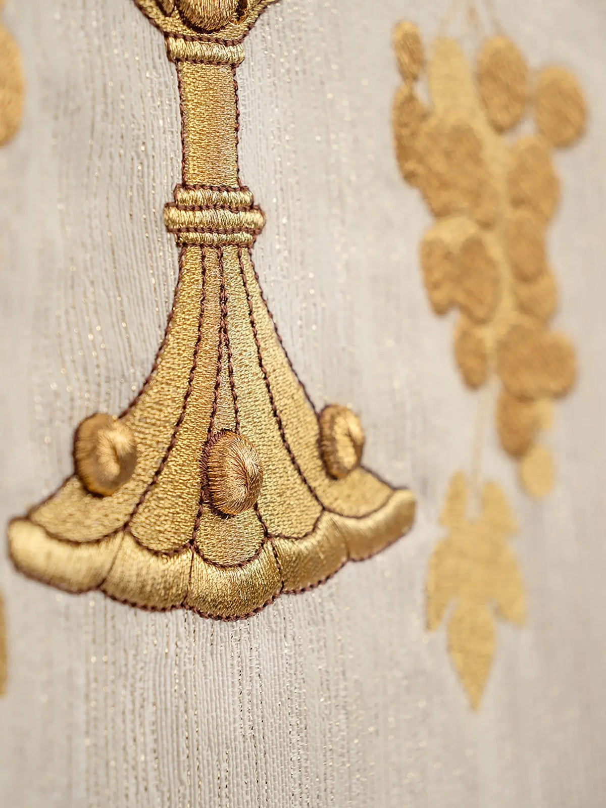 Chasuble écrue avec calice, détail du pied brodé