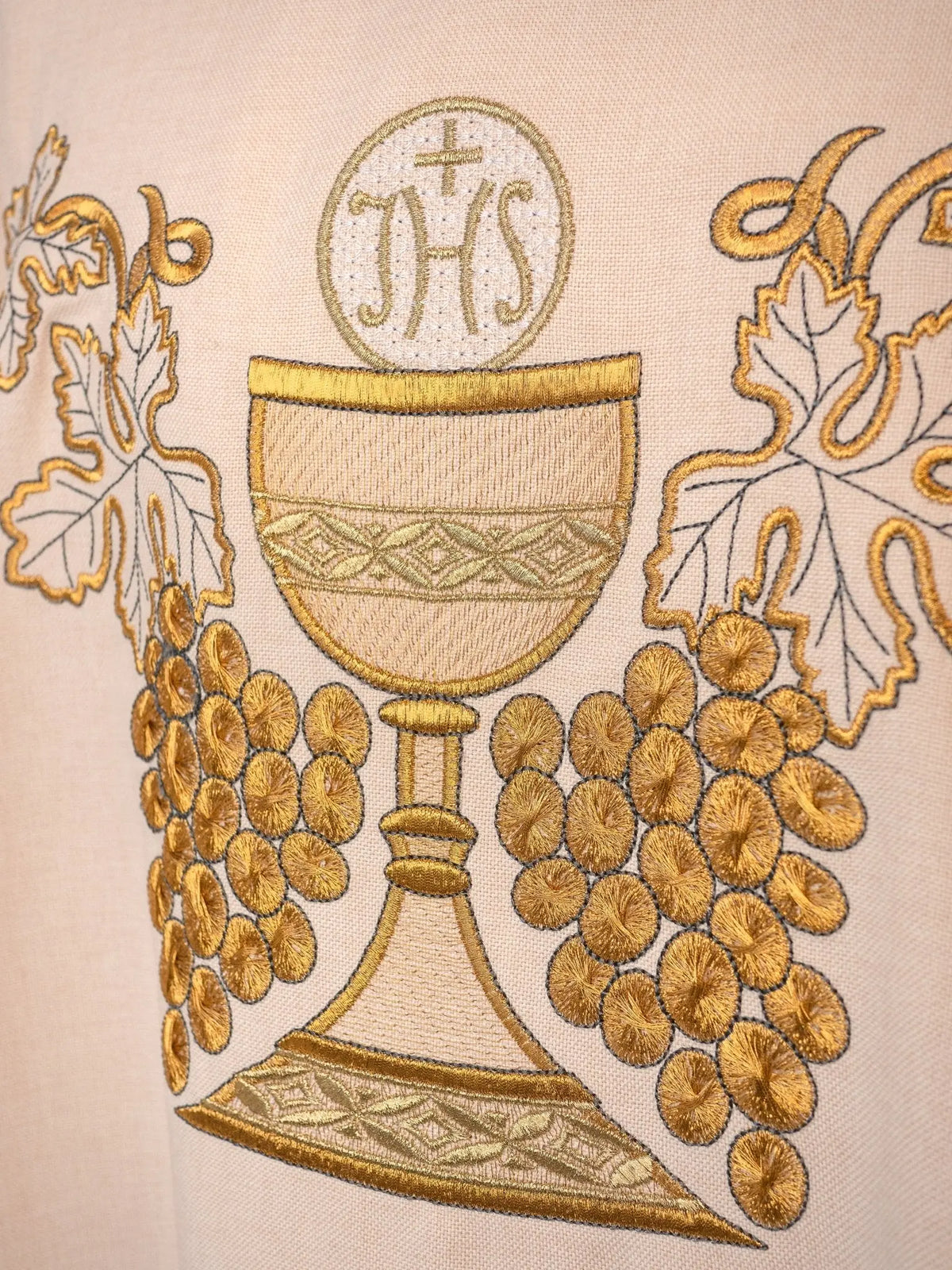 Chasuble écrue avec calice, IHS et raisins brodés, gros plan sur le calice
