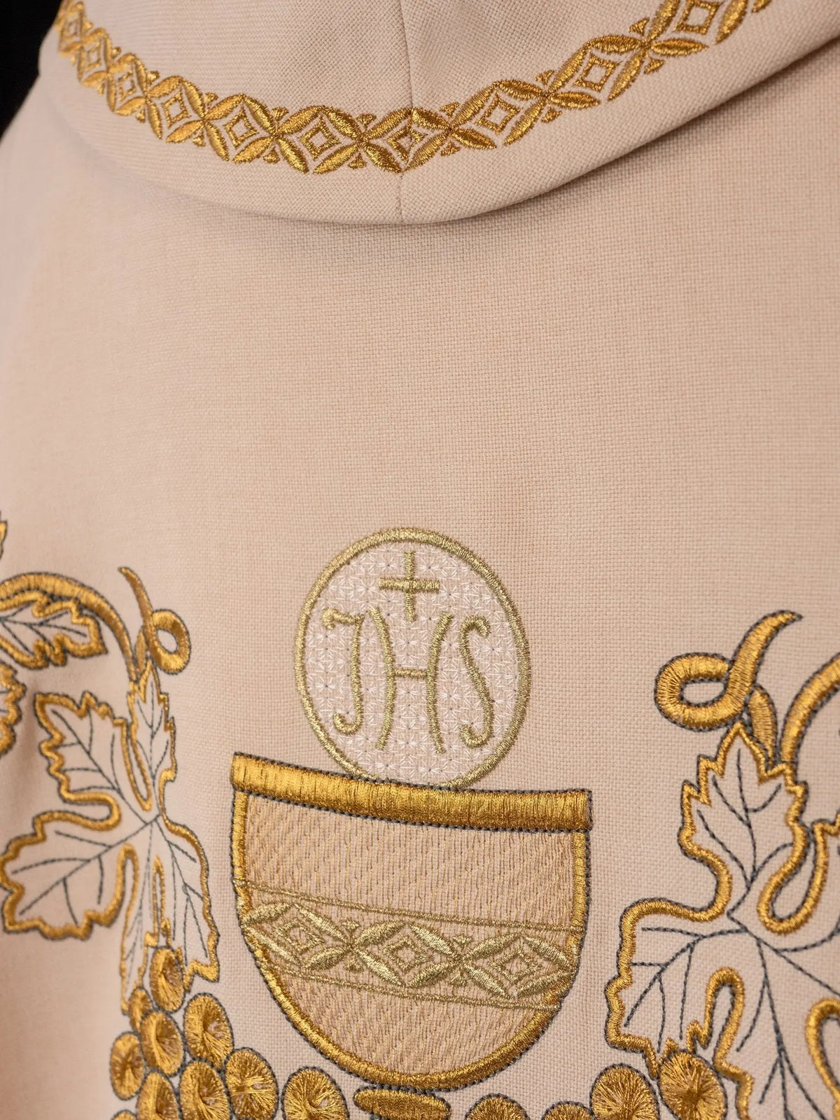 Chasuble écrue avec calice, IHS et raisins brodés, détail de l’IHS et du col