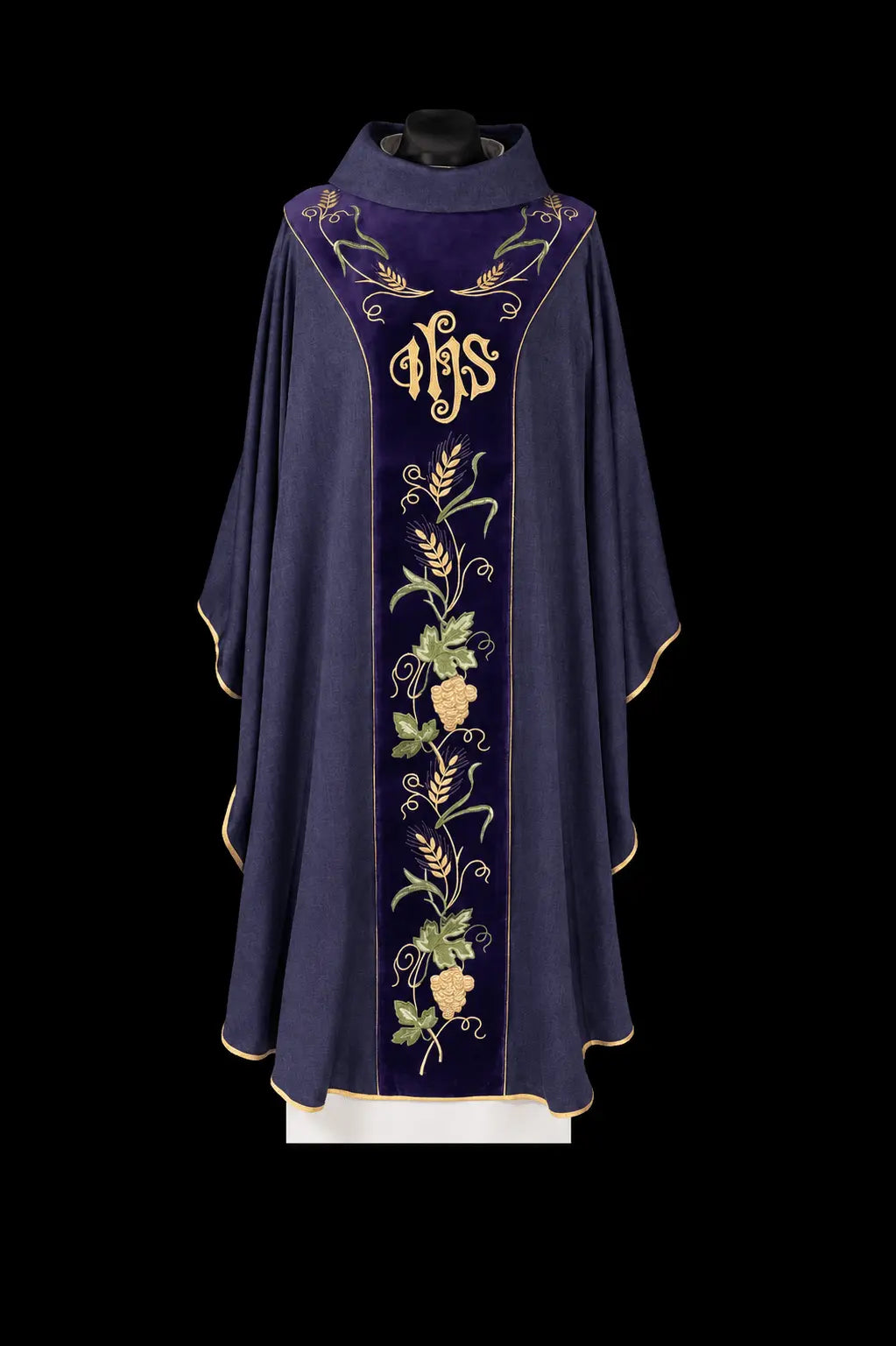 Chasuble avec orfroi violet en velours et broderie IHS, vue de face