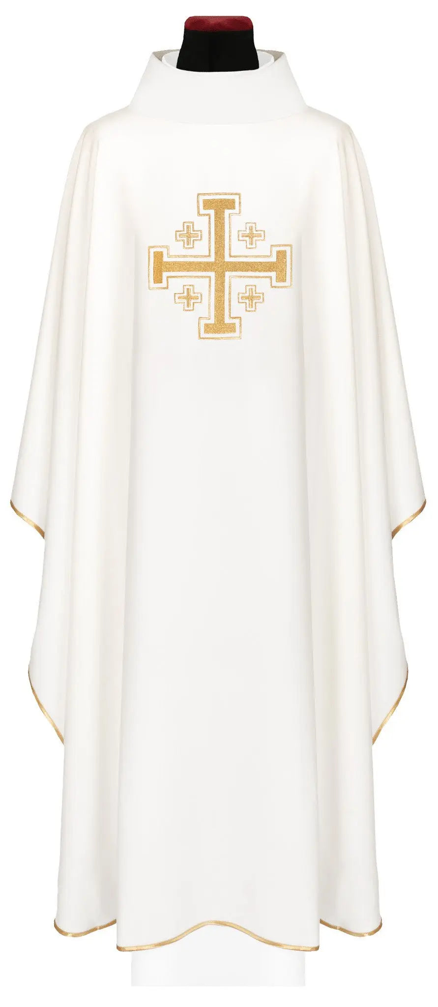 Blanc chasuble brodée d’une croix dorée, vue de face