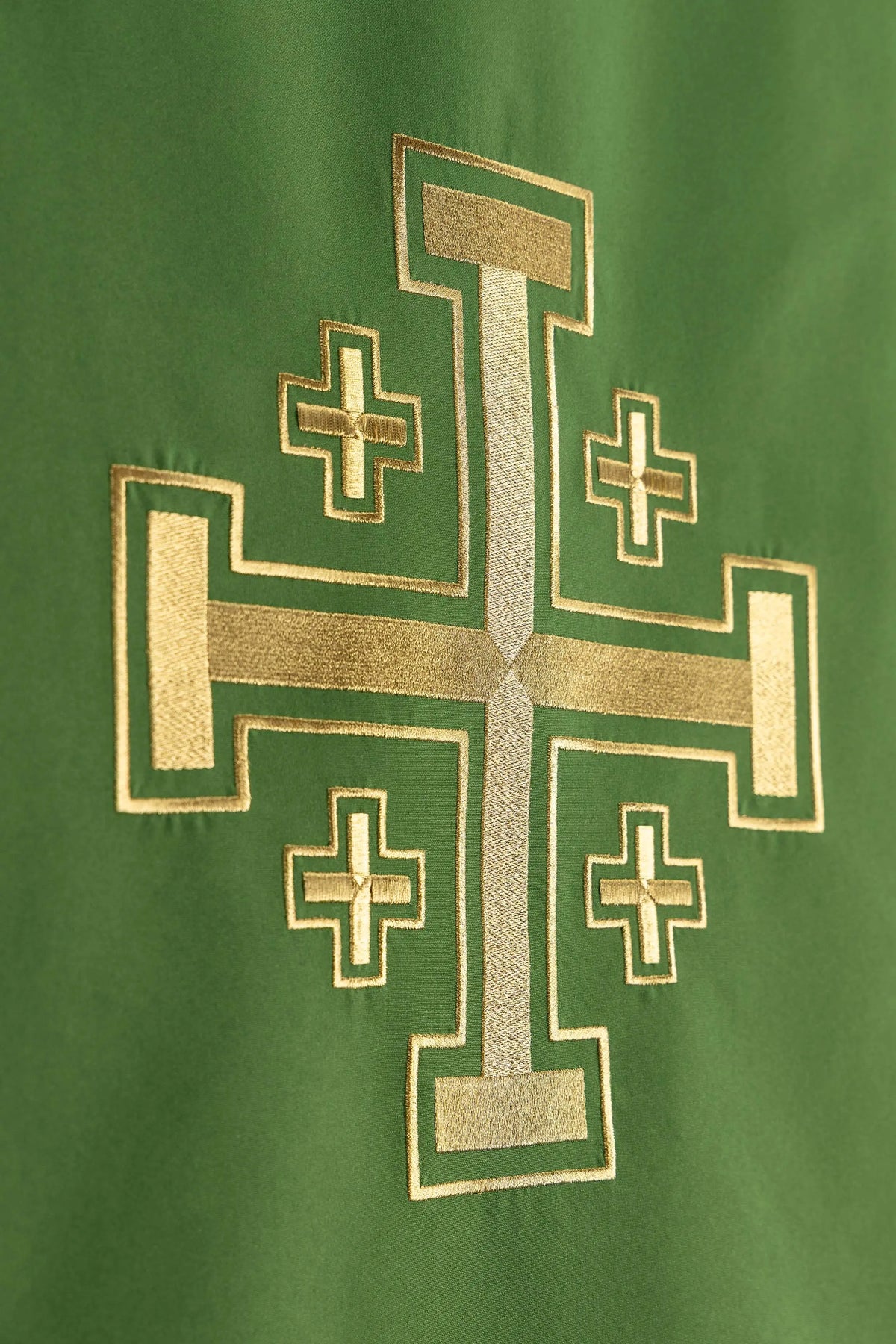 Vert voile de lutrin avec croix de Jérusalem, gros plan de la broderie