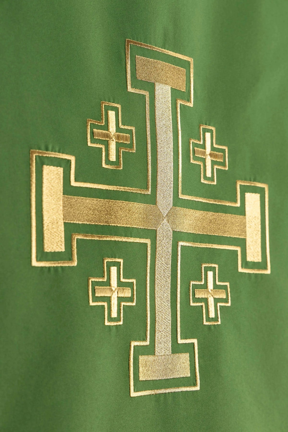 Vert voile de lutrin avec croix de Jérusalem, gros plan frontal de la broderie