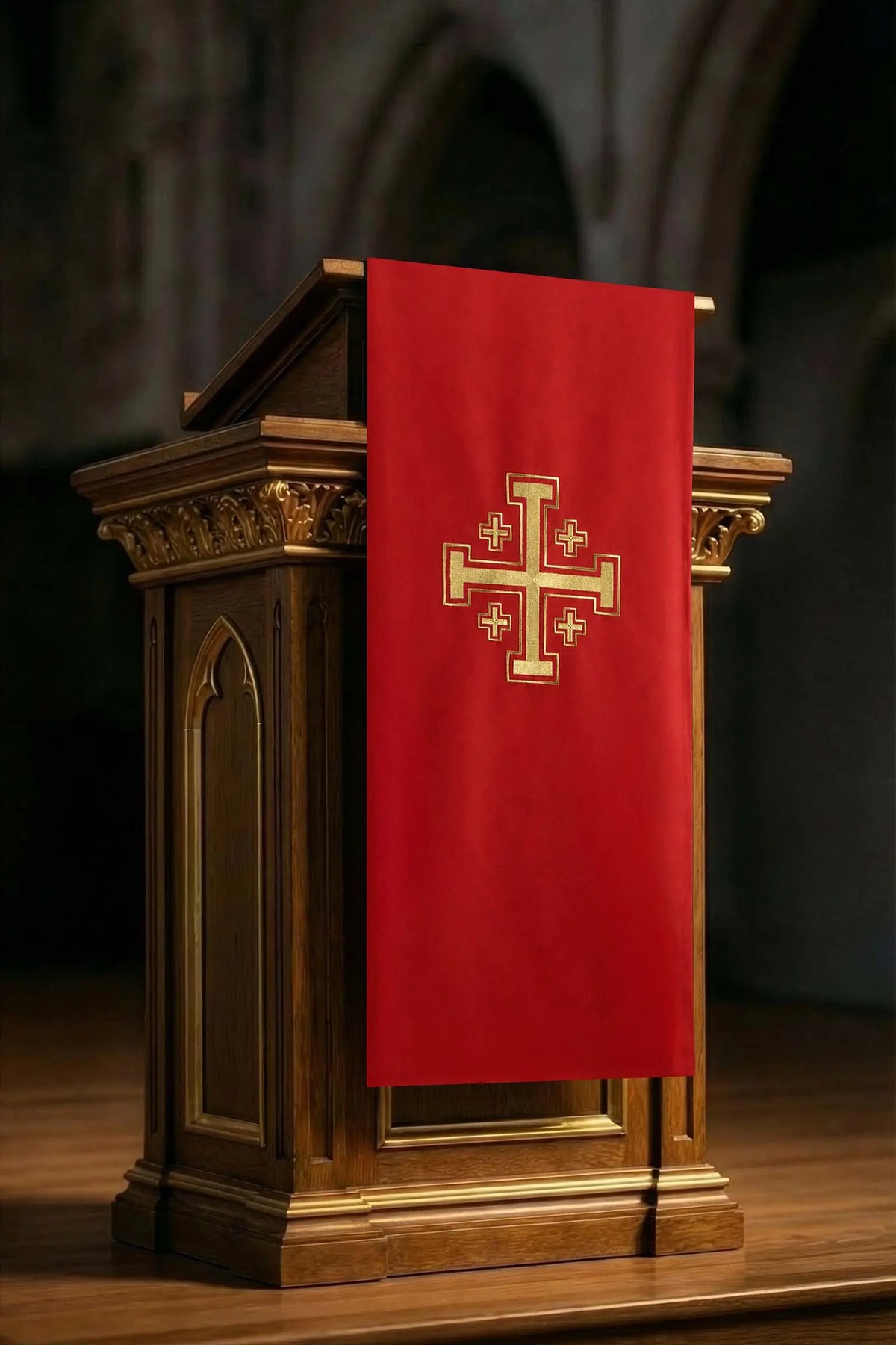 Voile de lutrin rouge avec broderie de la croix de Jérusalem dorée, vue de face